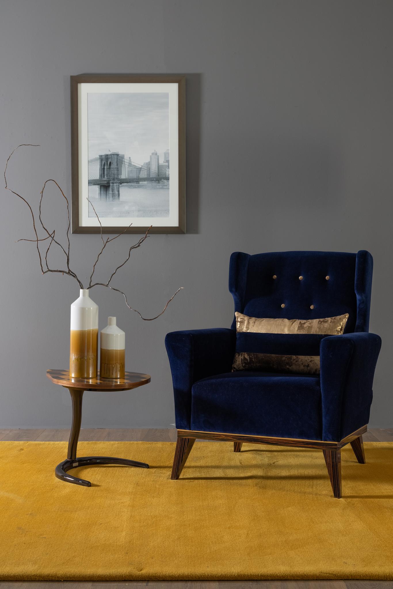 Genebra Sessel, Modern Collection'S, handgefertigt in Portugal - Europa von GF Modern.

Der Genebra-Sessel wurde entworfen, um Ihrem Wohnzimmer einen raffinierten Vintage-Look zu verleihen. Der Sessel ist mit dunkelblauem Samt gepolstert und mit