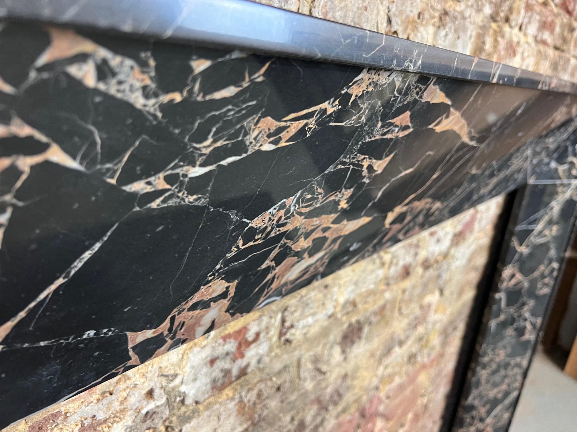 Art déco Cheminée en marbre Nero Portoro du 21e siècle en vente