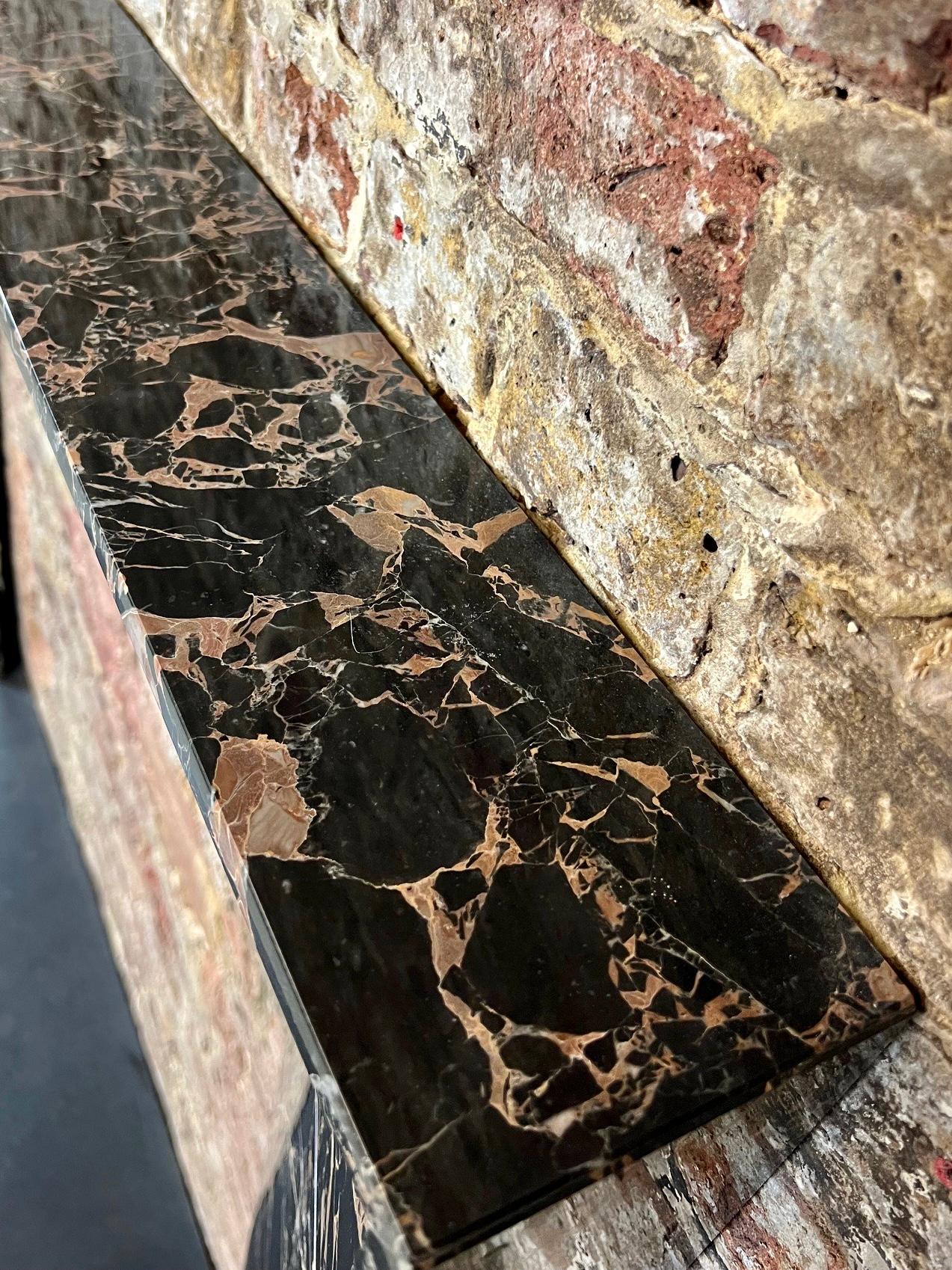 Cheminée en marbre Nero Portoro du 21e siècle Excellent état - En vente à London, GB