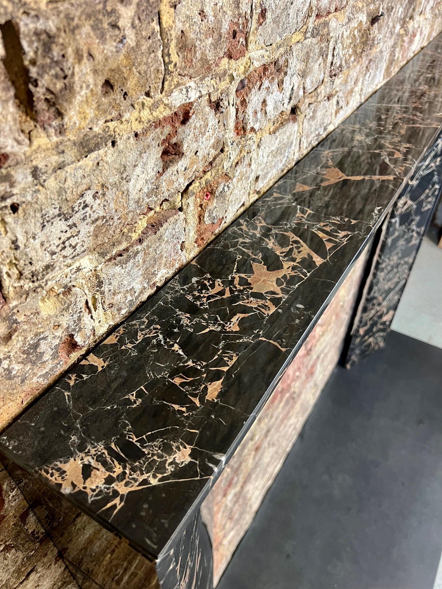 XXIe siècle et contemporain Cheminée en marbre Nero Portoro du 21e siècle en vente