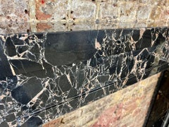 Cornice per caminetto in marmo Nero Portoro del 21° secolo