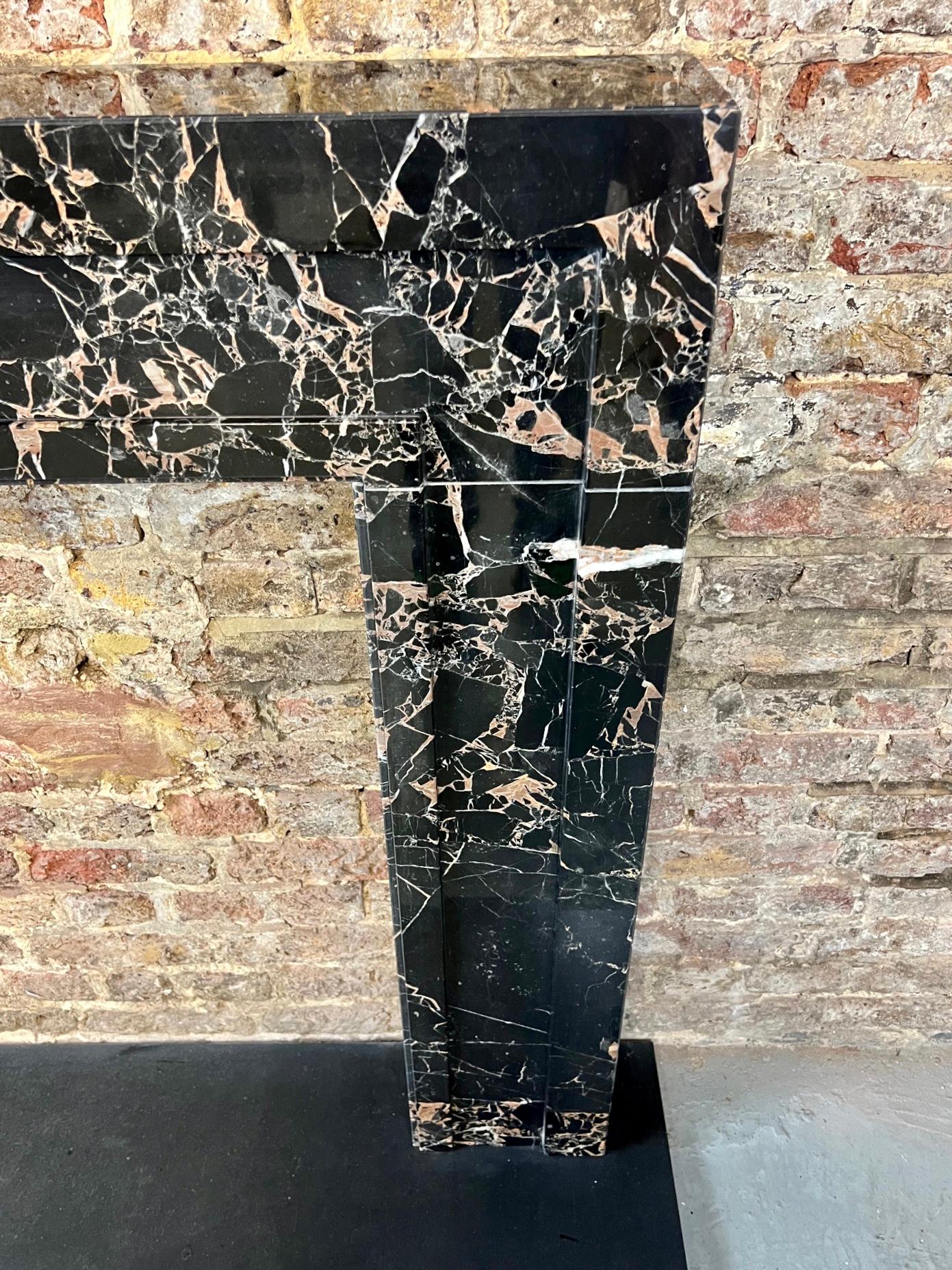 Entorno de Chimenea de Mármol Nero Portoro Siglo XXI en Excelente estado para la venta en London, GB