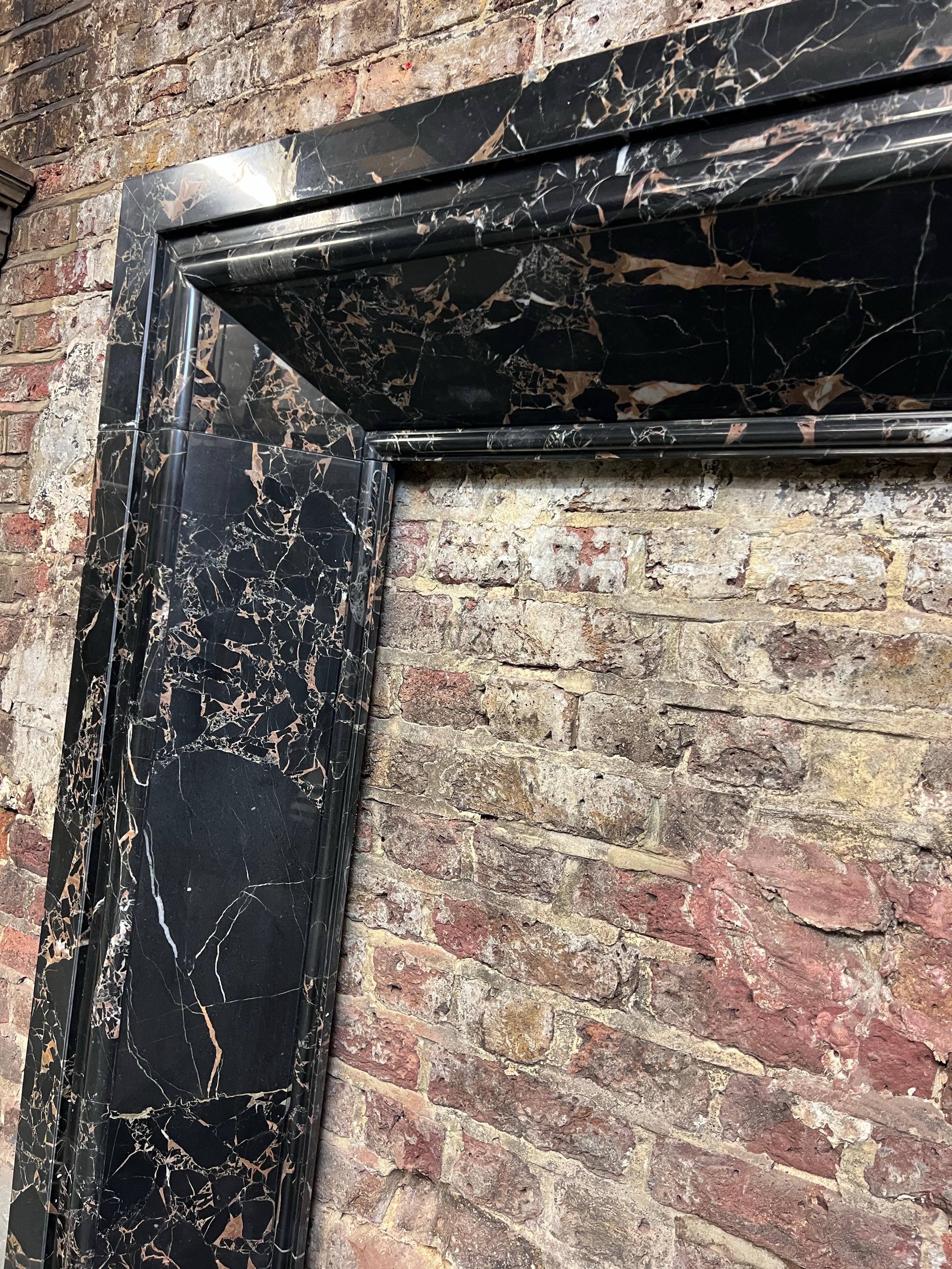 Cheminée en marbre Nero Potoro du 21e siècle en vente 4