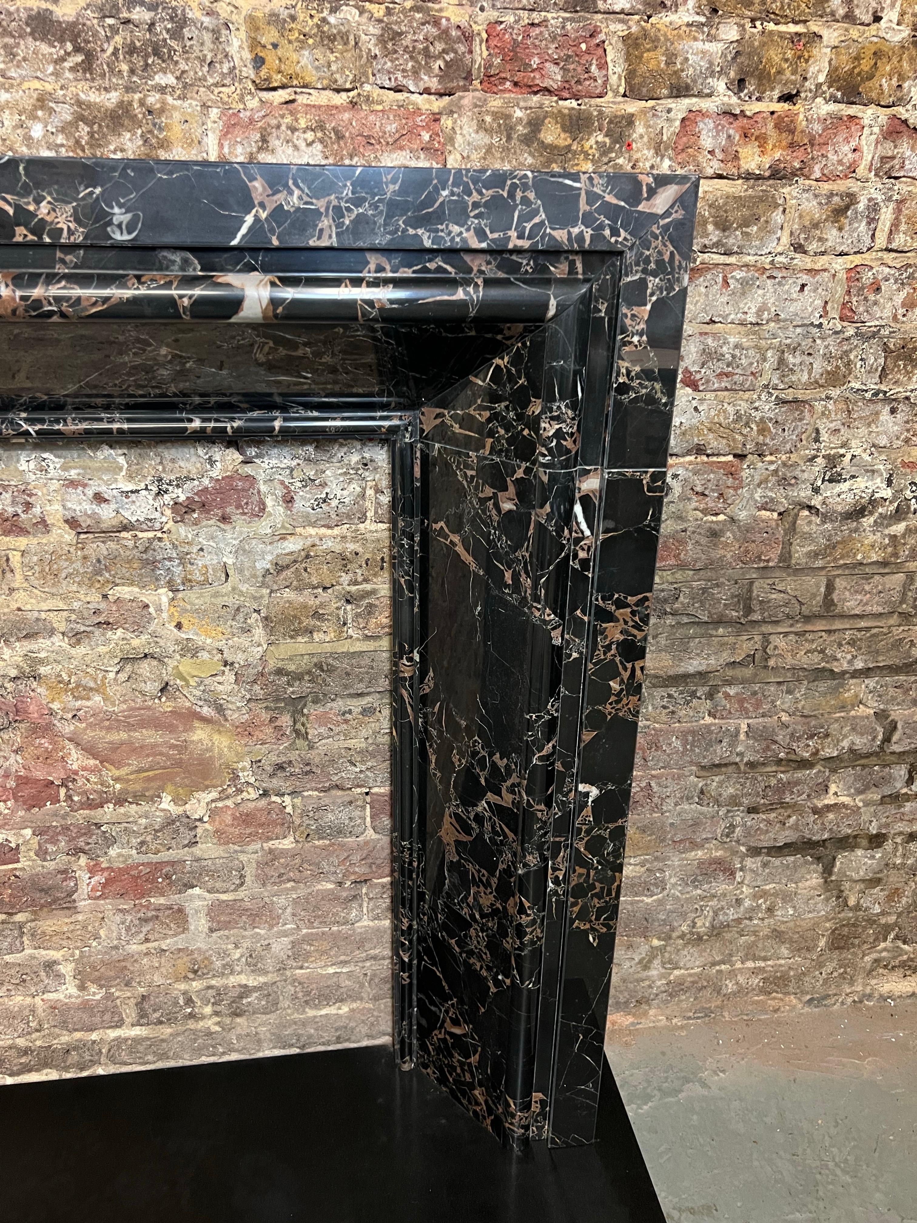 Cheminée en marbre Nero Potoro du 21e siècle en vente 8