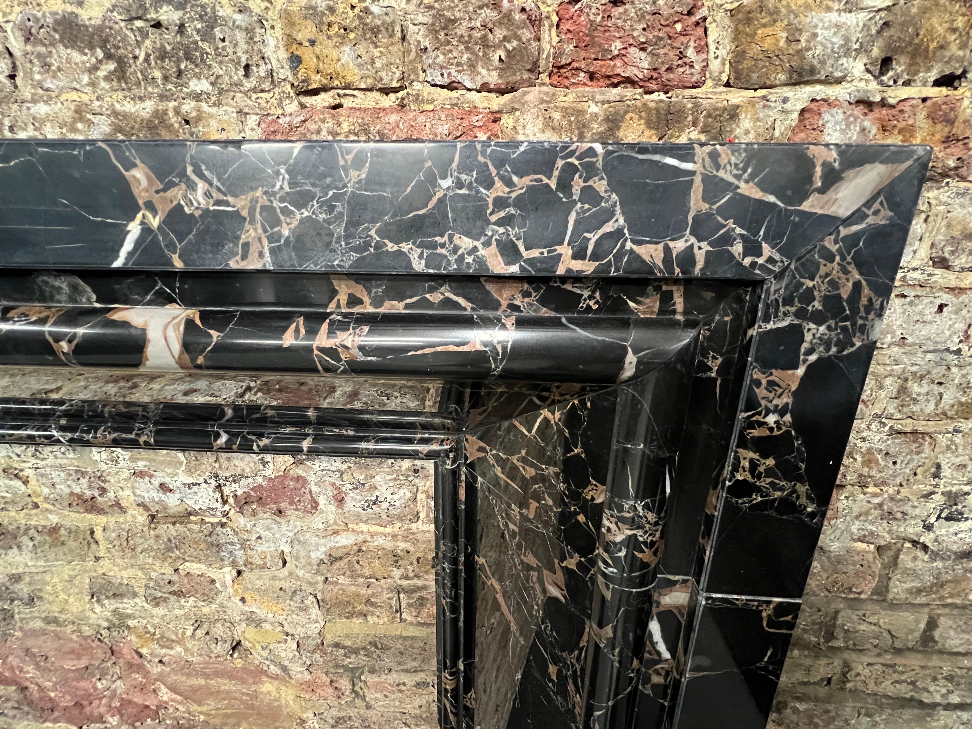 Cheminée en marbre Nero Potoro du 21e siècle Excellent état - En vente à London, GB