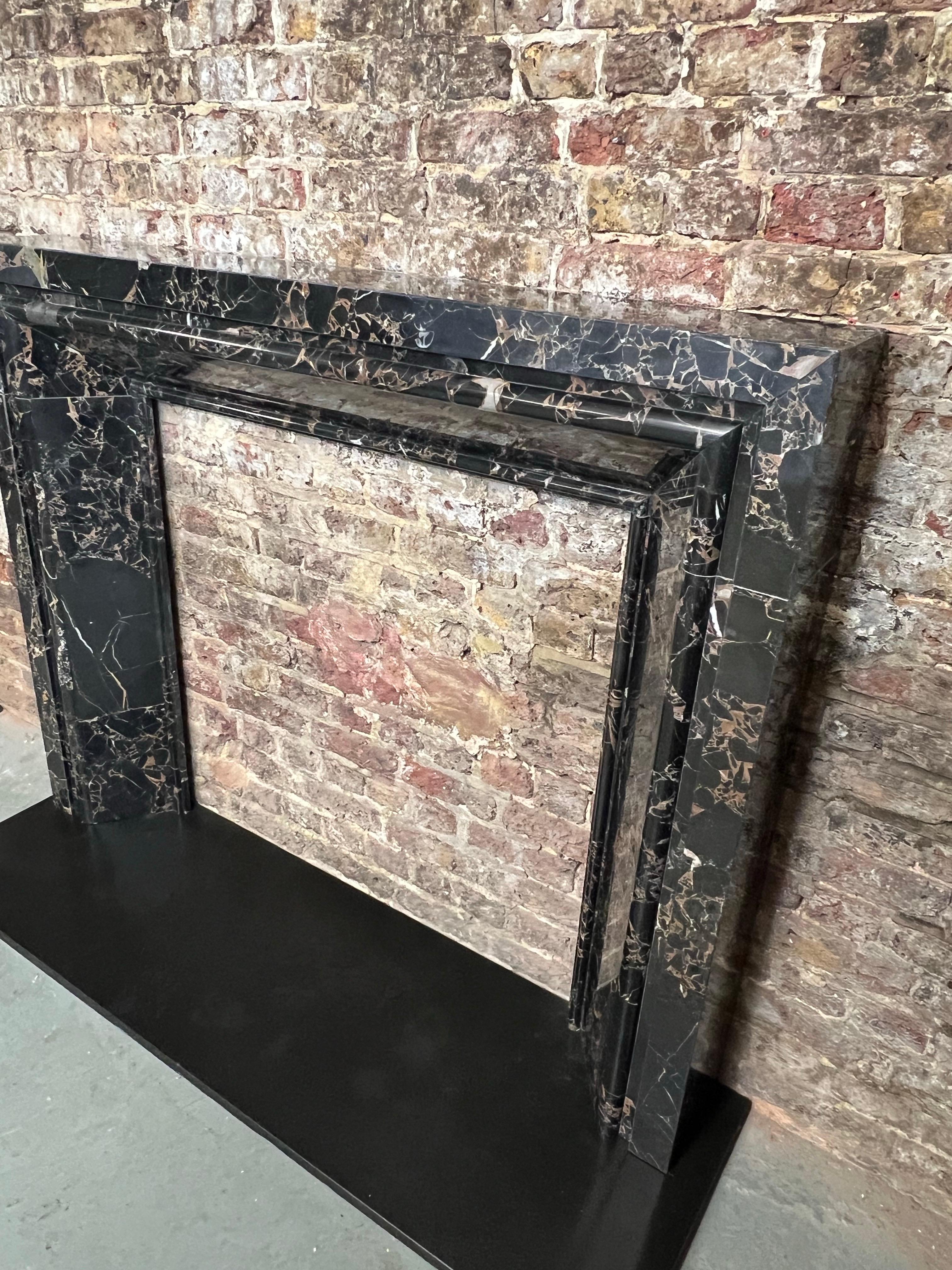 XXIe siècle et contemporain Cheminée en marbre Nero Potoro du 21e siècle en vente