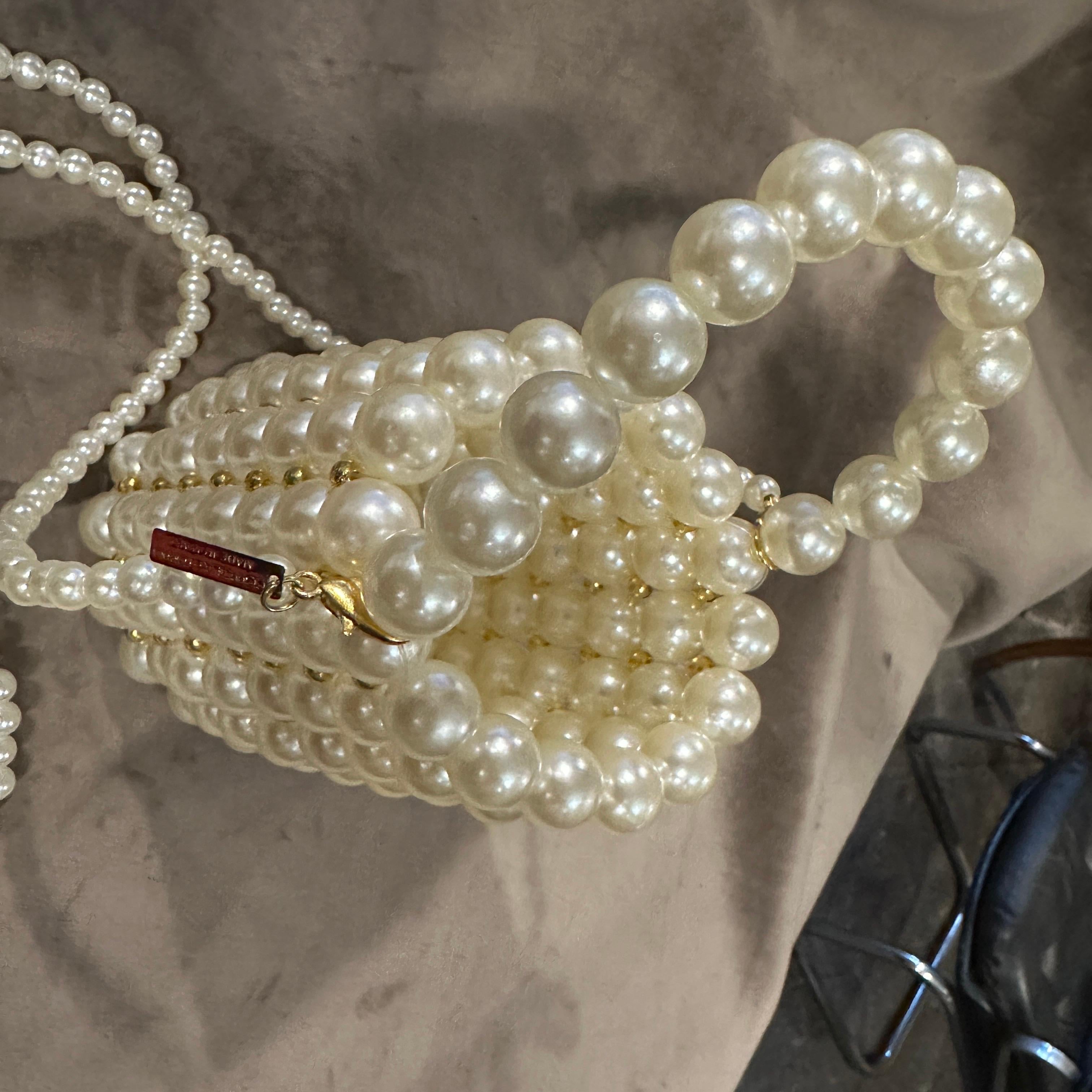 21st Century Never Used Kunstperlen und Messing Minaudière von Coppola e Toppo im Angebot 3