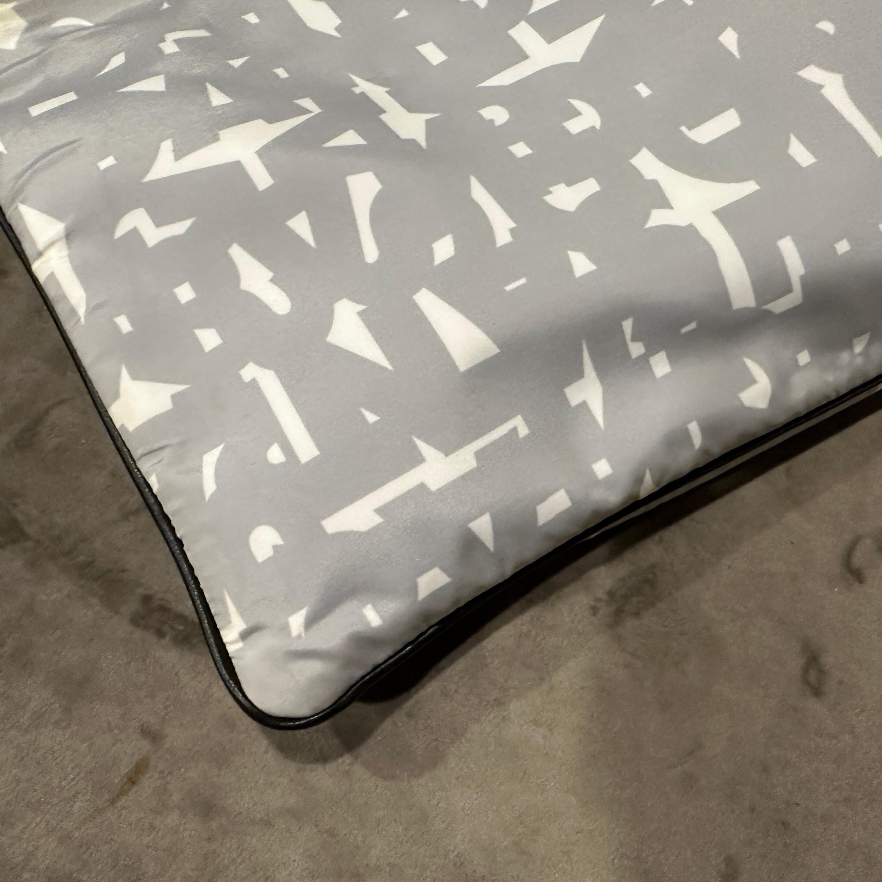 21e siècle Nouvelle pochette en nylon à imprimé abstrait de Jil Sander en vente 5
