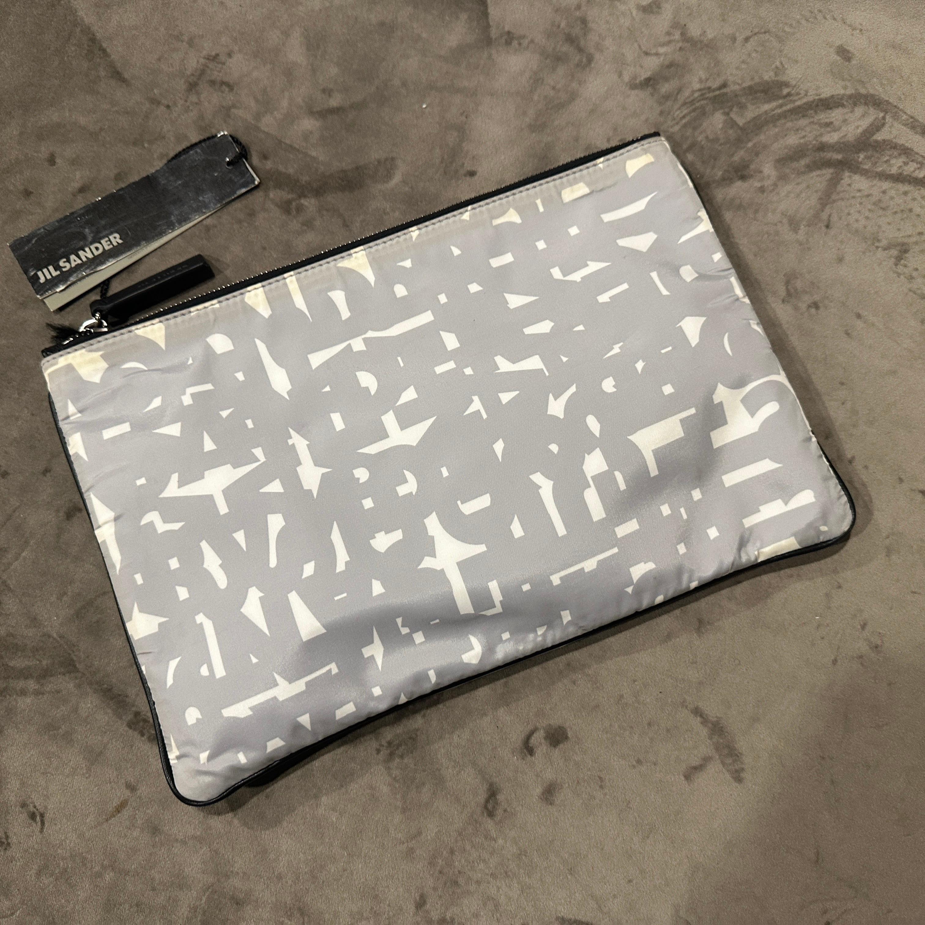 21e siècle Nouvelle pochette en nylon à imprimé abstrait de Jil Sander en vente 6