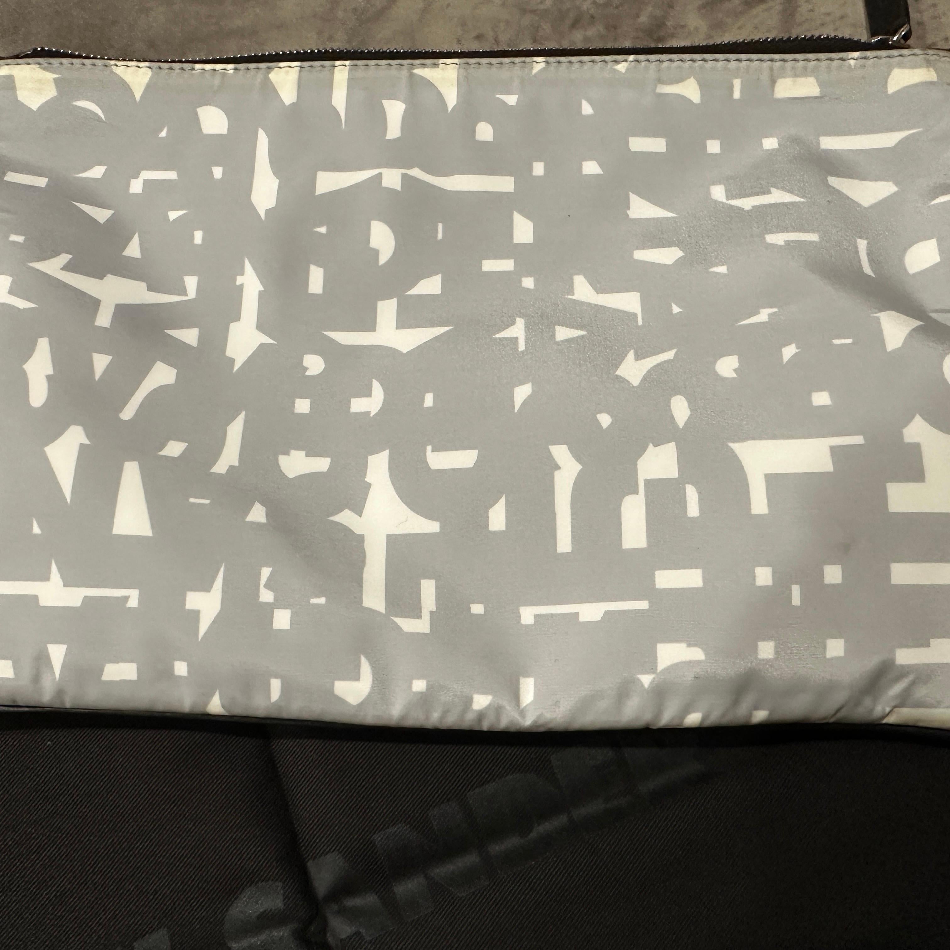 Cette toute nouvelle pochette Jil Sander, un accessoire parfait pour les personnes exigeantes. Cette création du 21e siècle de la célèbre maison de luxe allemande incarne le mélange emblématique de Jil Sander de lignes épurées, de matériaux