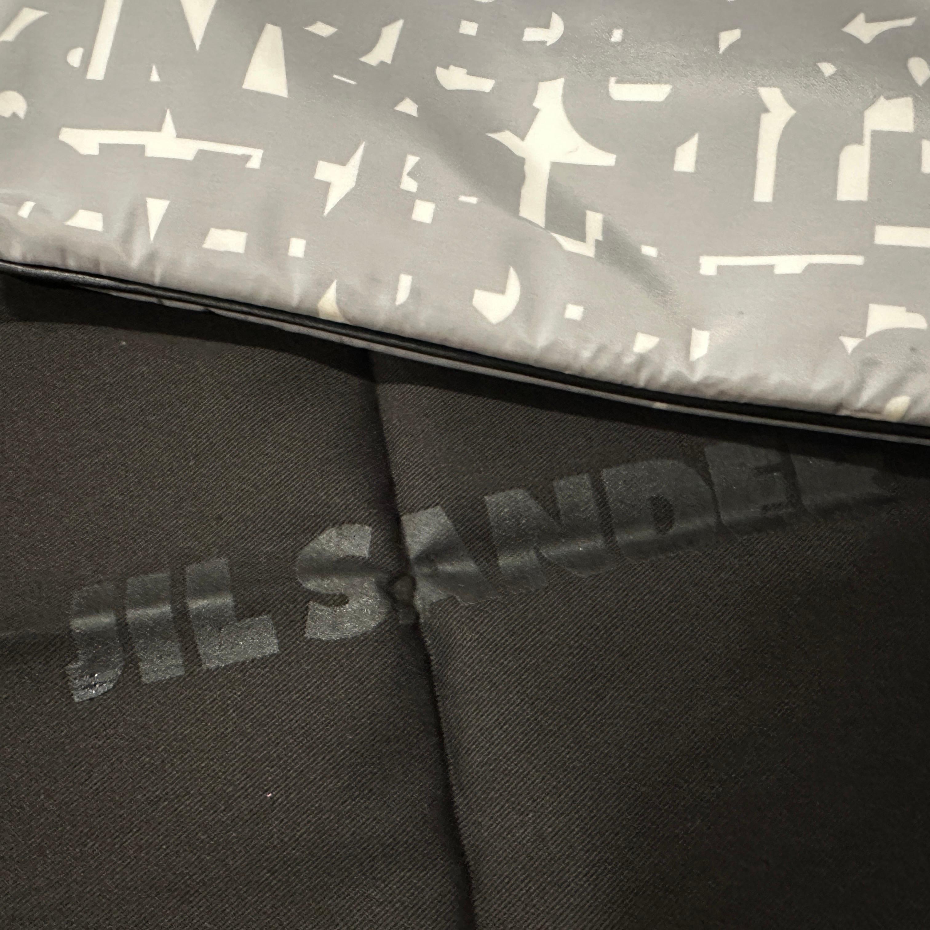 Gris 21e siècle Nouvelle pochette en nylon à imprimé abstrait de Jil Sander en vente
