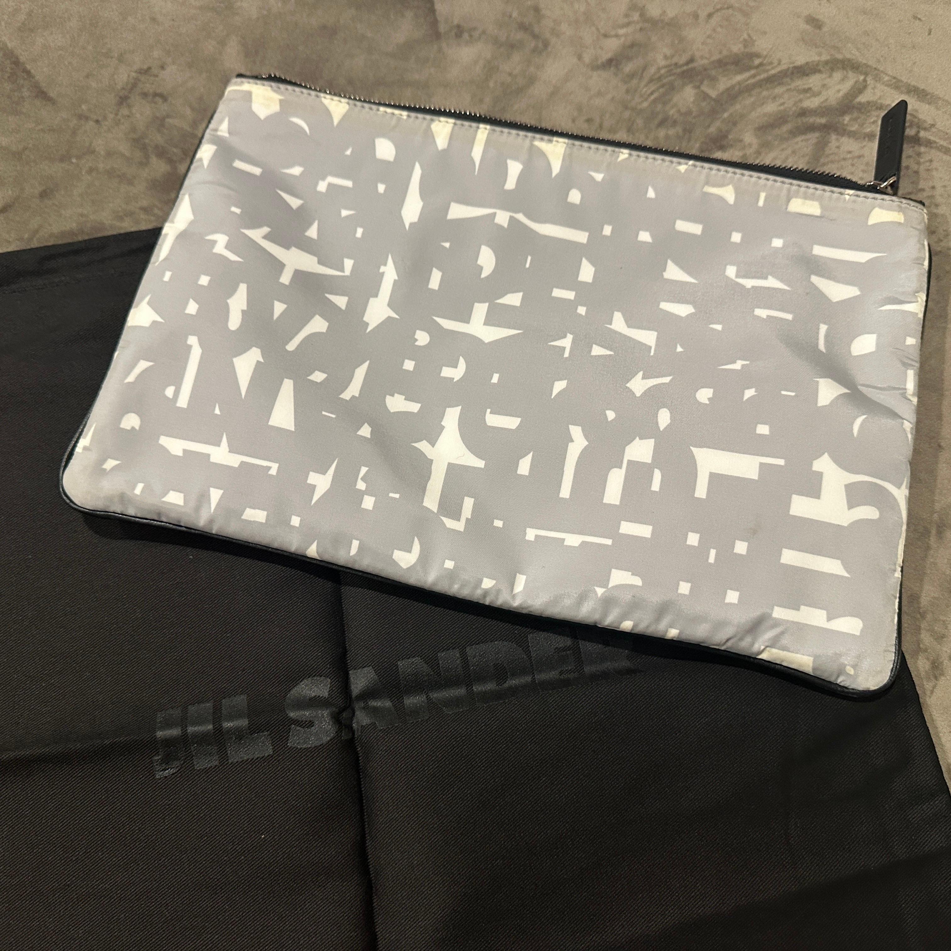 21e siècle Nouvelle pochette en nylon à imprimé abstrait de Jil Sander Excellent état - En vente à Aci Castello, IT