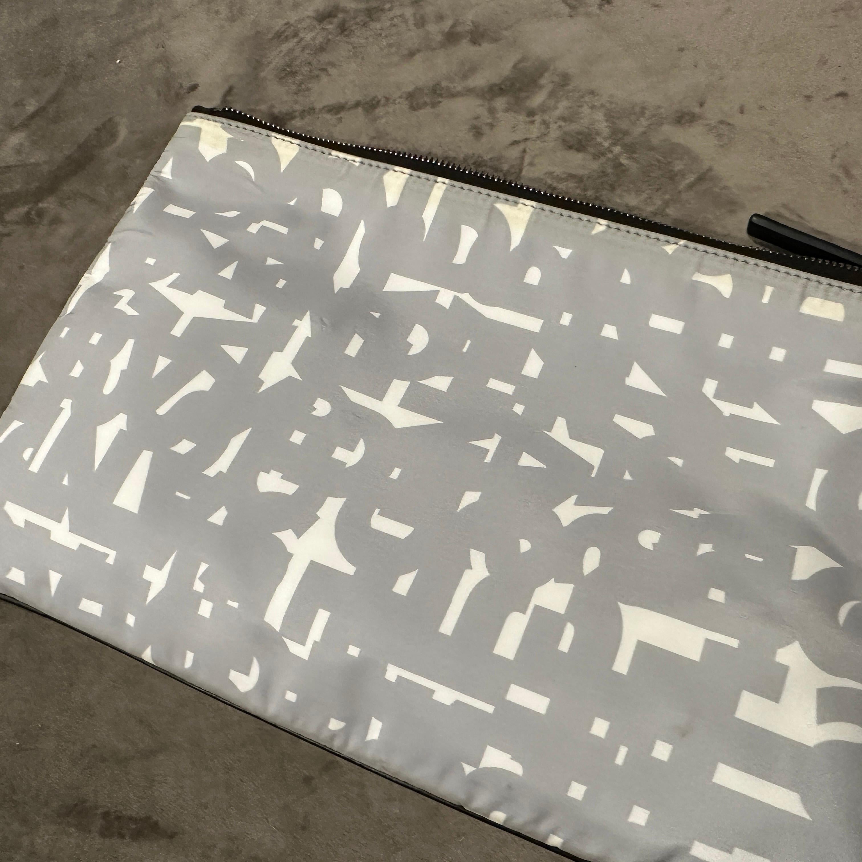 21e siècle Nouvelle pochette en nylon à imprimé abstrait de Jil Sander Unisexe en vente