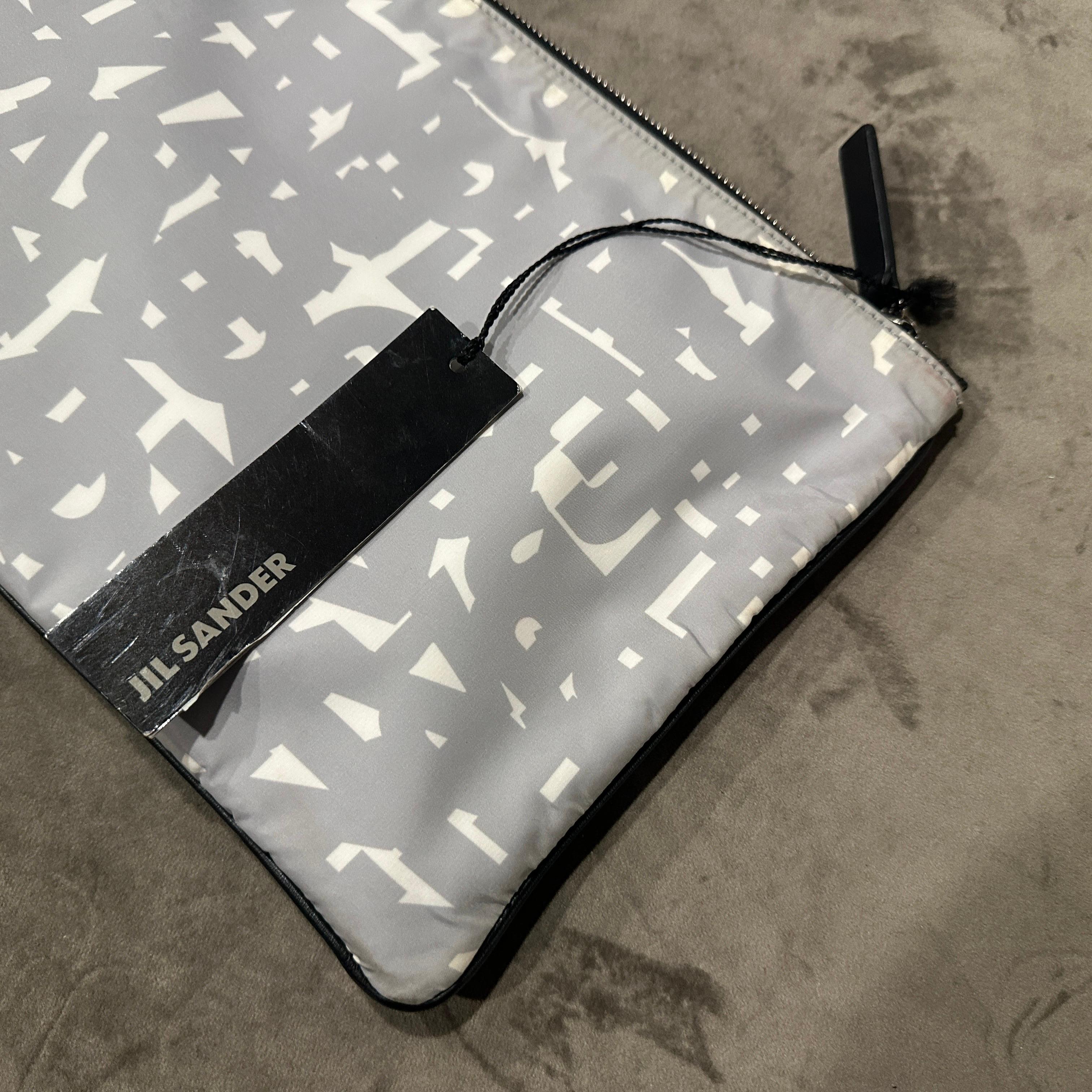 21e siècle Nouvelle pochette en nylon à imprimé abstrait de Jil Sander en vente 1