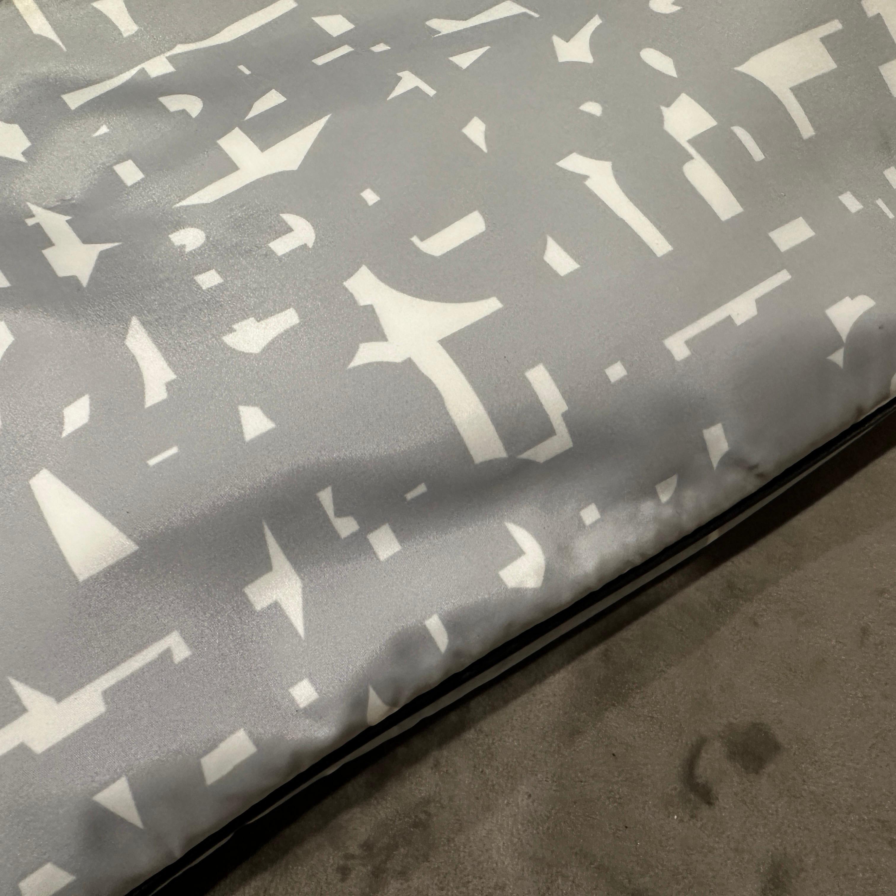 21e siècle Nouvelle pochette en nylon à imprimé abstrait de Jil Sander en vente 3
