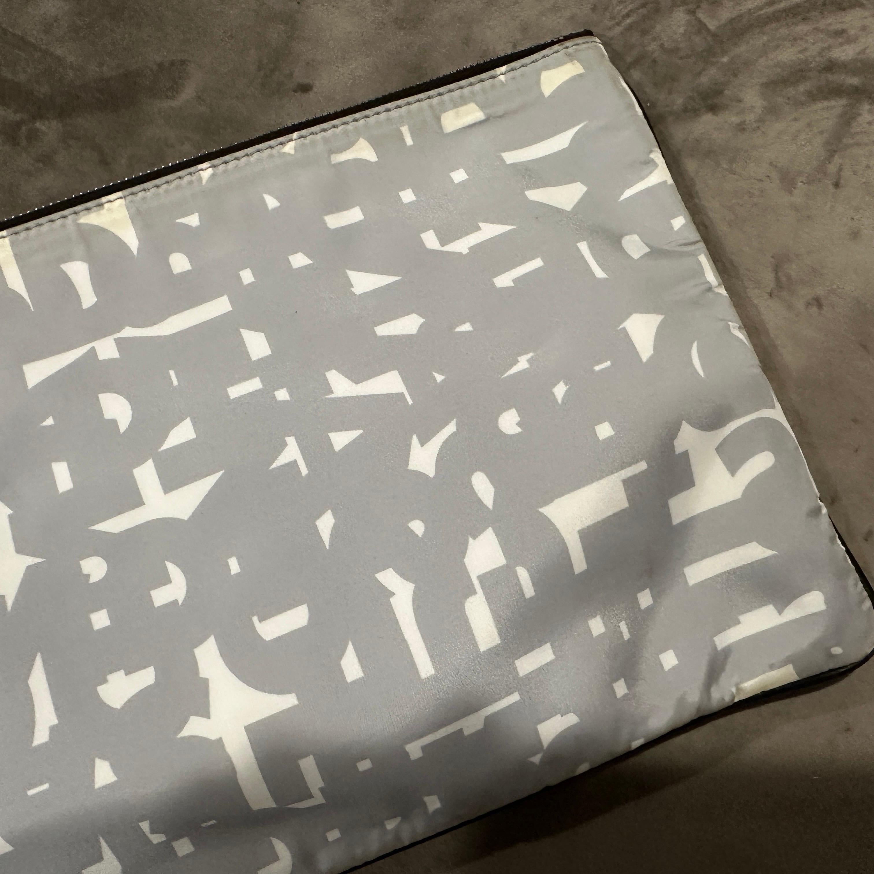 21e siècle Nouvelle pochette en nylon à imprimé abstrait de Jil Sander en vente 4