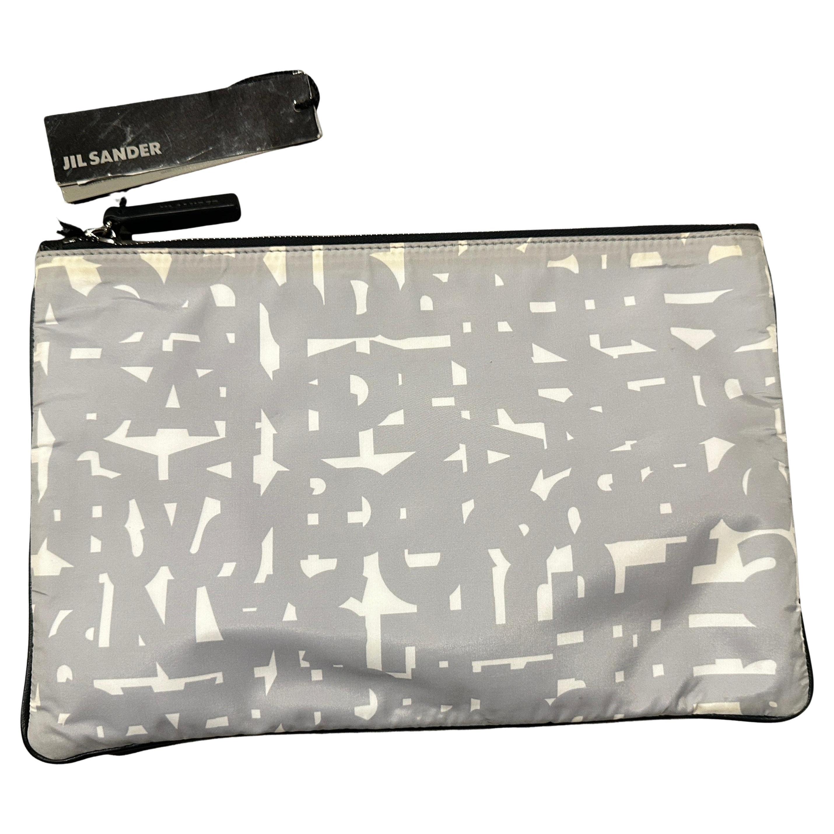 21e siècle Nouvelle pochette en nylon à imprimé abstrait de Jil Sander en vente