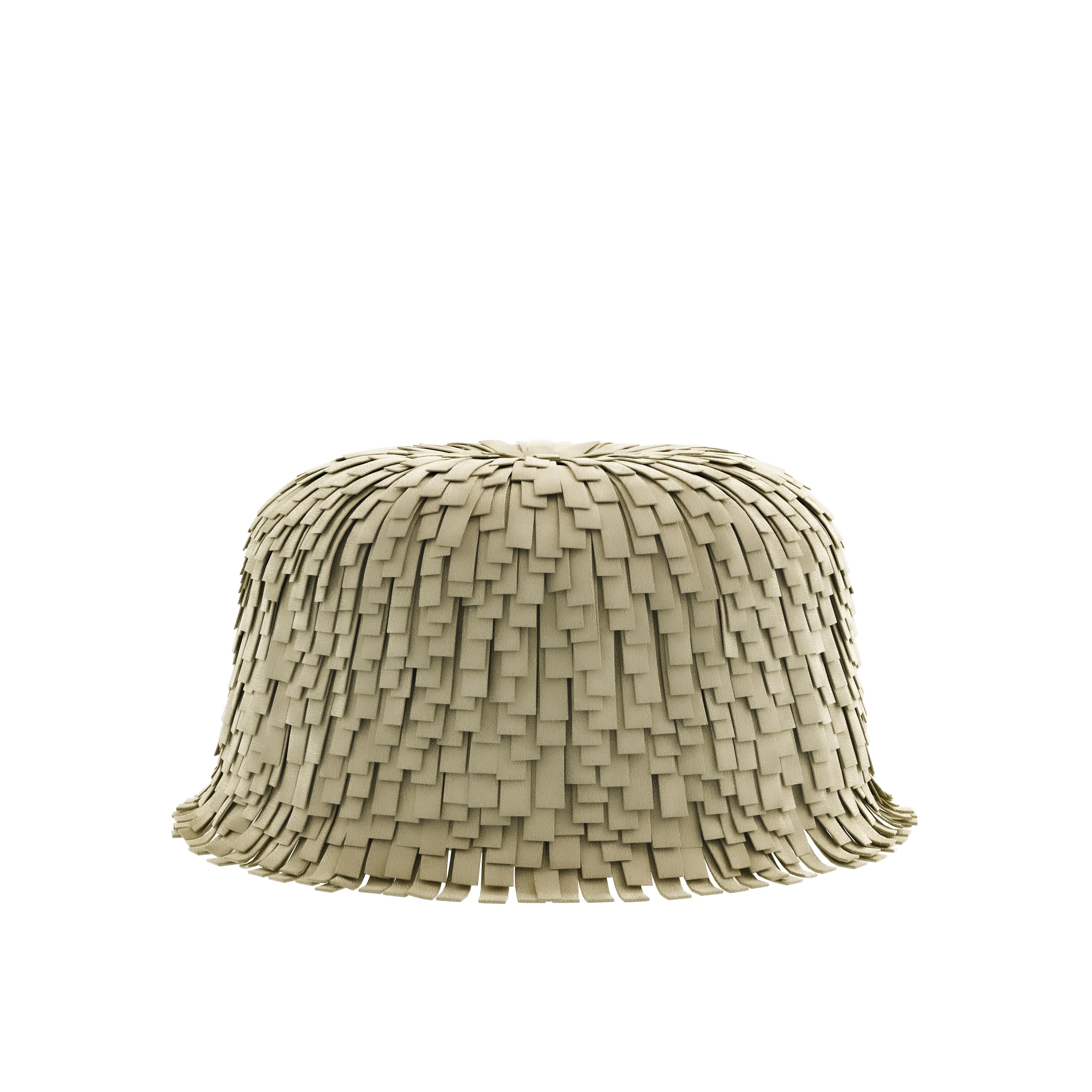  Clin d'œil gracieux au mouvement et à l'art, l'ottoman Lyra enchante par sa forme fluide et sa richesse tactile. Drapée dans de douces franges de daim, cette pièce apporte un rythme poétique à tout intérieur, faisant écho à l'essence lyrique de son
