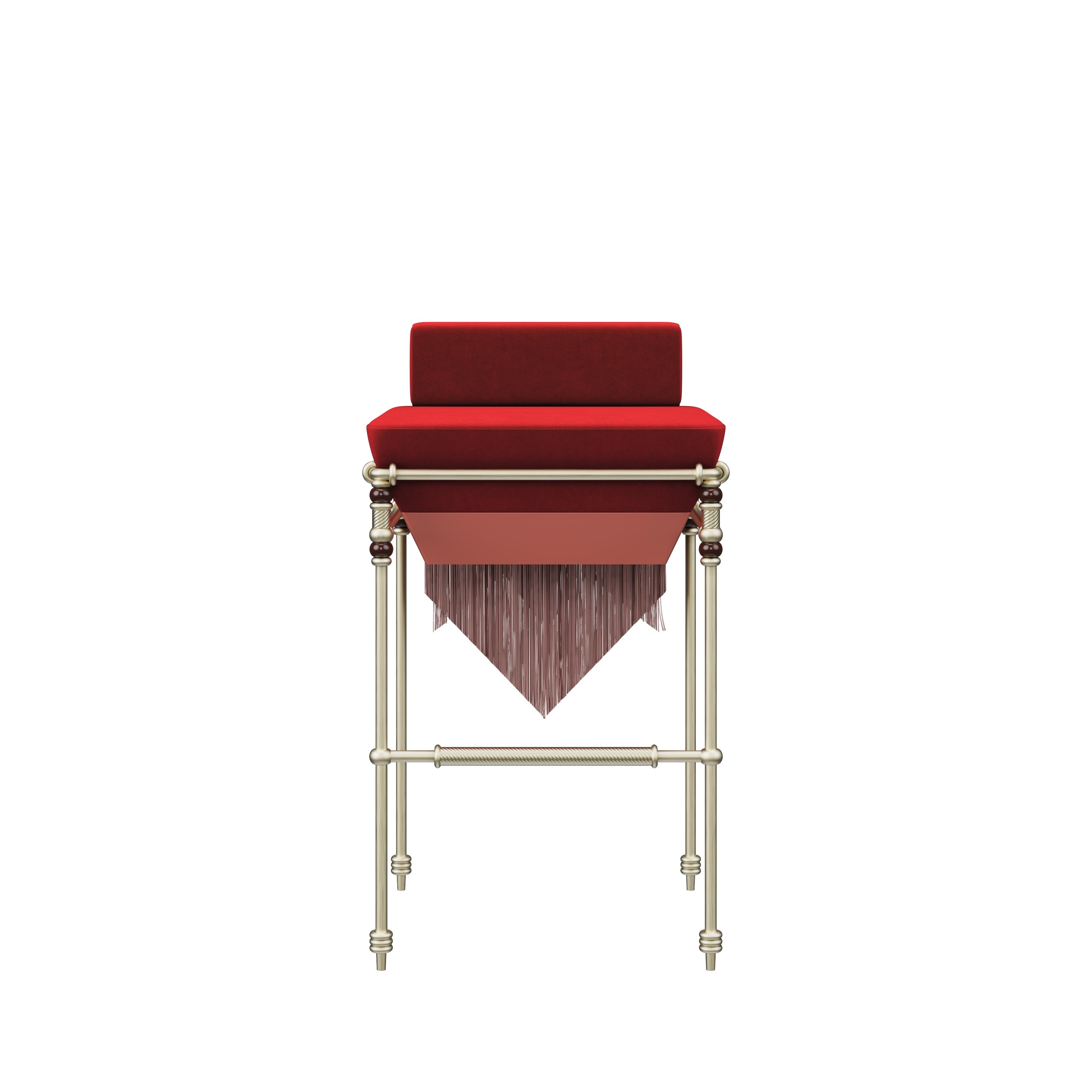 L'élégance élevée rencontre le charme céleste dans la chaise de bar Seraphine. Avec son assise en velours, ses détails laqués et ses franges en cascade, cette chaise de bar incarne une vision moderne de la féminité divine. Ses pieds élégants en
