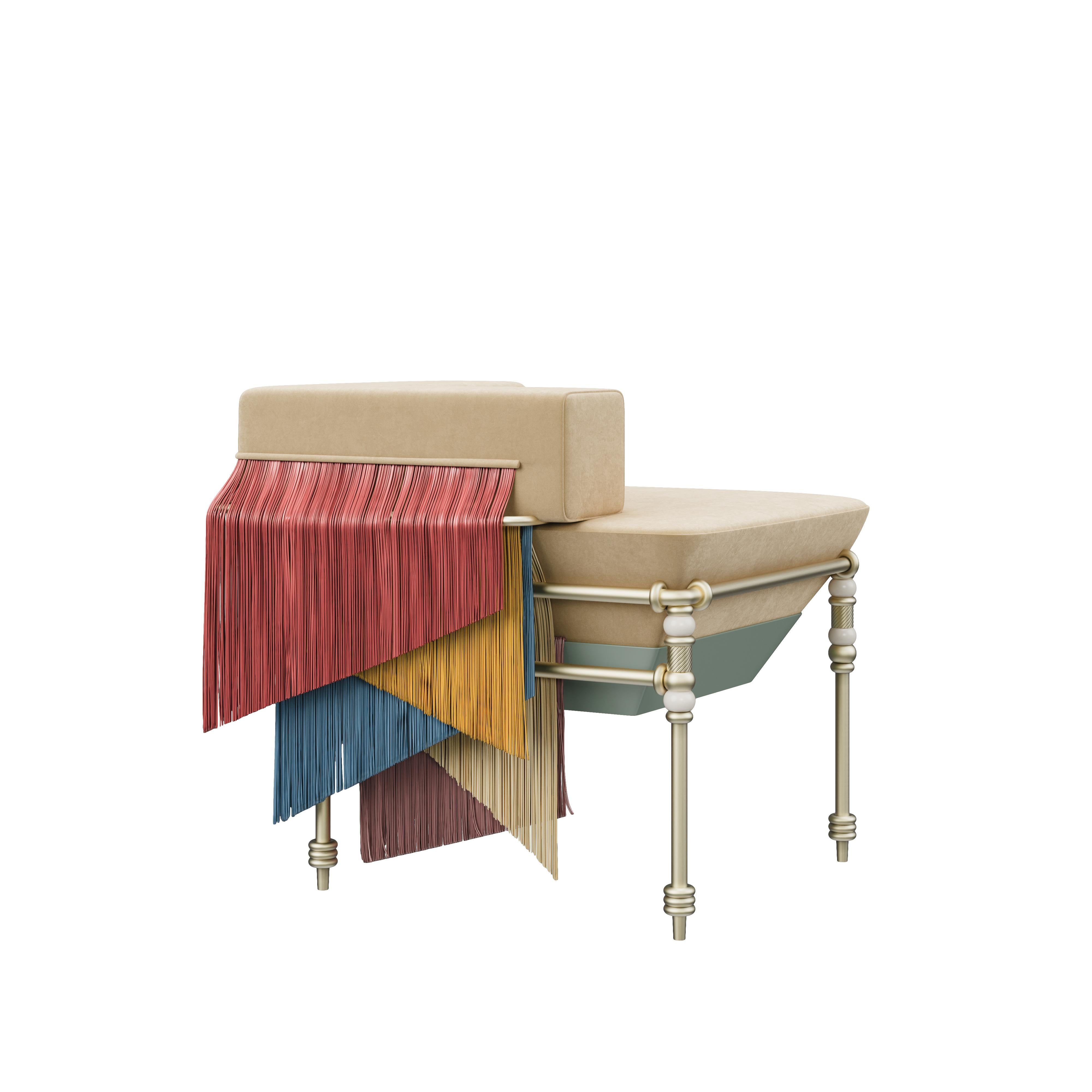 L'élégance élevée rencontre le charme céleste dans le fauteuil d'angle Seraphine. Tapissé d'un somptueux velours aux franges délicates et aux accents laqués, ce meuble rayonne de sérénité et d'allure. Conçue pour les moments de calme et les coins
