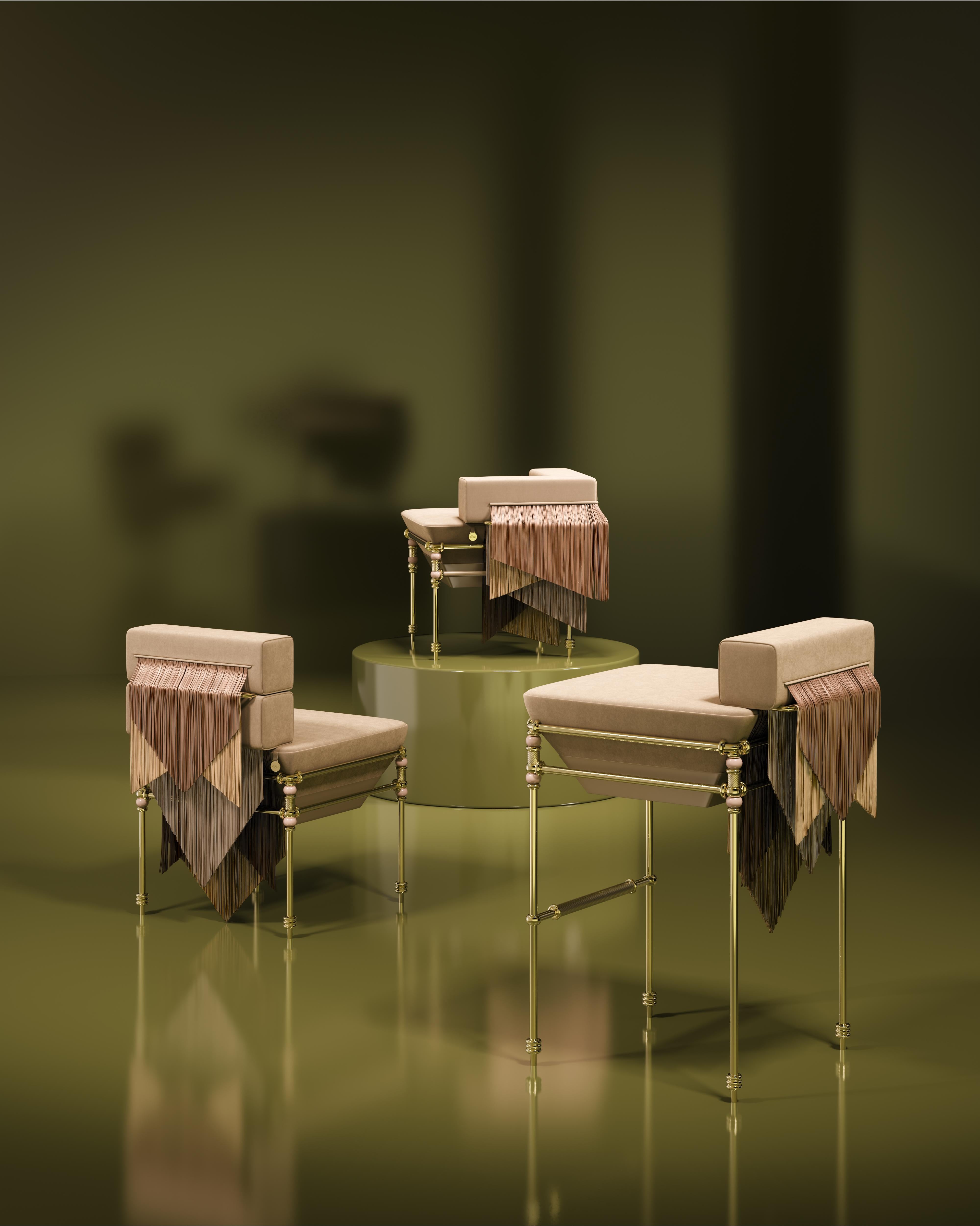 Erhabene Eleganz trifft auf himmlischen Charme im Seraphine Dining Chair. Mit seinem plüschigen Samtbezug, den lackierten Details und den kaskadenförmigen Fransen definiert dieser Esszimmerstuhl das Ambiente eines raffinierten Esszimmers neu. Sein