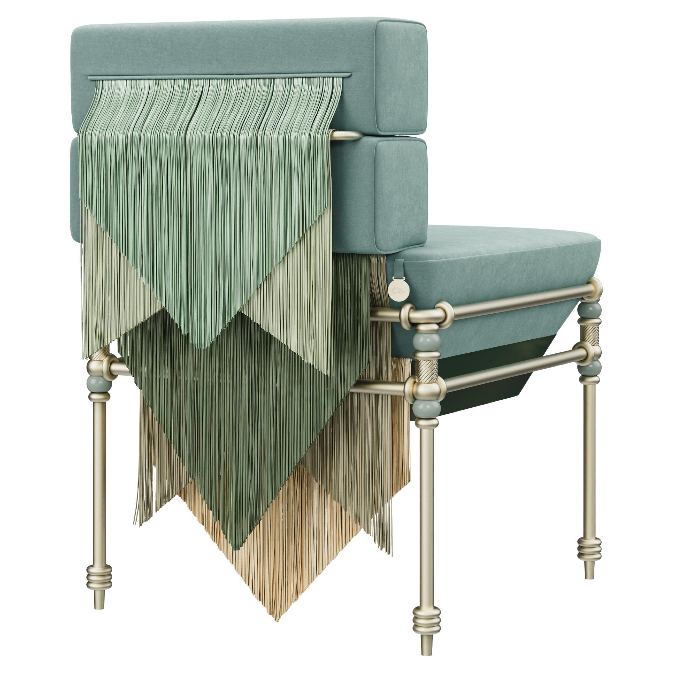  L'élégance élevée rencontre le charme céleste dans la chaise de salle à manger Seraphine. Habillée de velours moelleux et ornée de détails laqués et de franges en cascade, cette chaise de salle à manger redéfinit l'ambiance des salles à manger