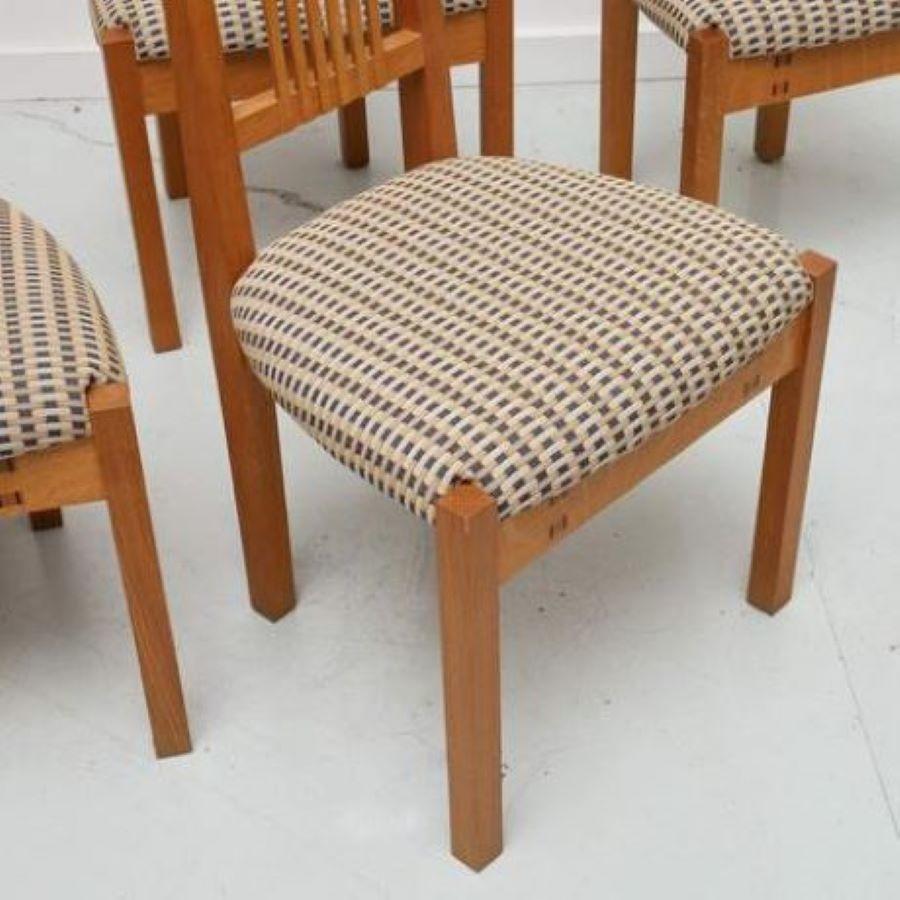 chaises de salle à manger du 21e siècle, superbement fabriquées à la main, de qualité héritière, en bois et rembourrées. Joints à queue d'aronde et à onglet, chaque chaise est signée 