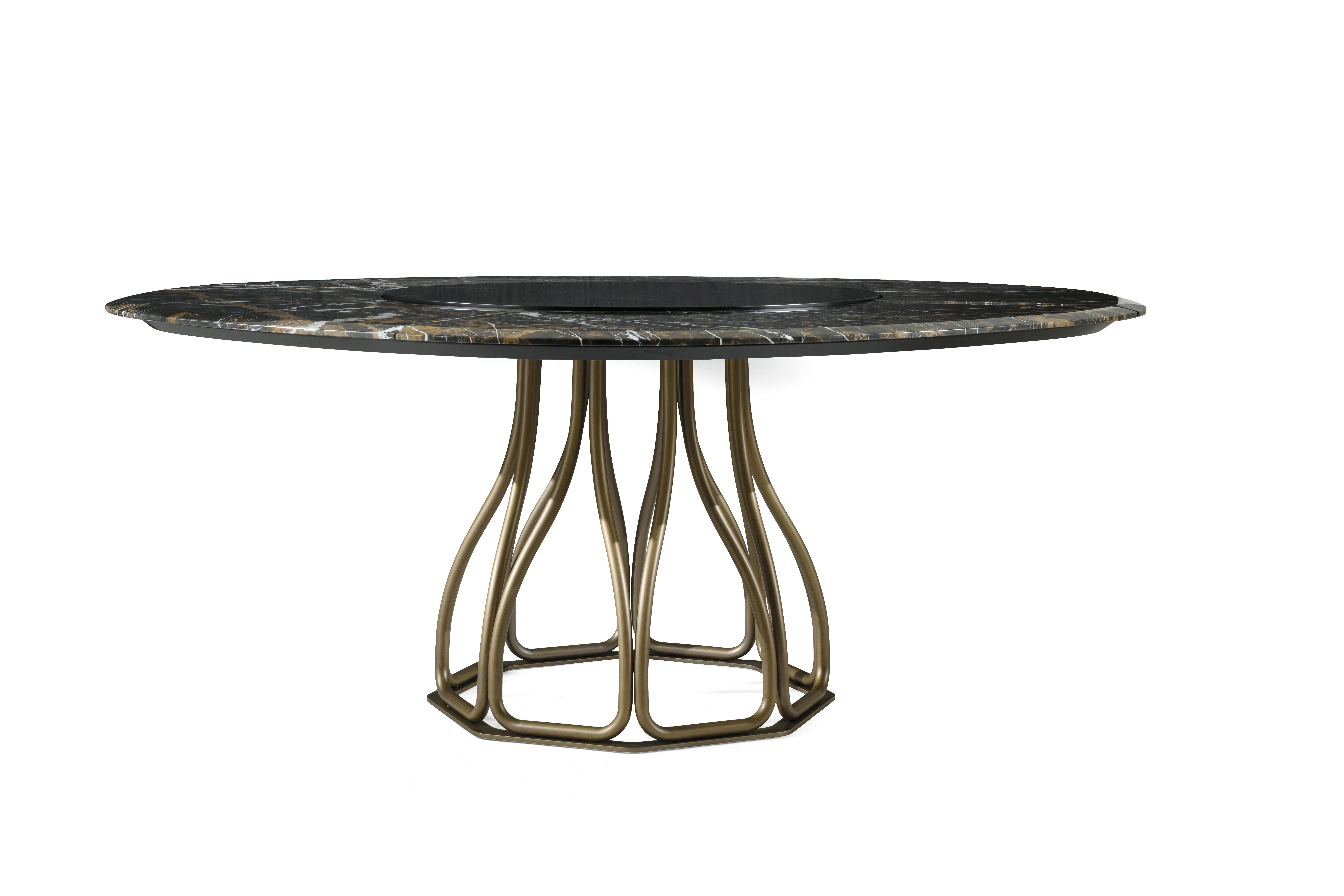 Une table impressionnante à la figure scénographique caractérisée par un plateau en onyx précieux de forme irrégulière et une base en métal composée d'un jeu original de lignes courbes.
Table de salle à manger Nyos avec base en tiges de fer calandré