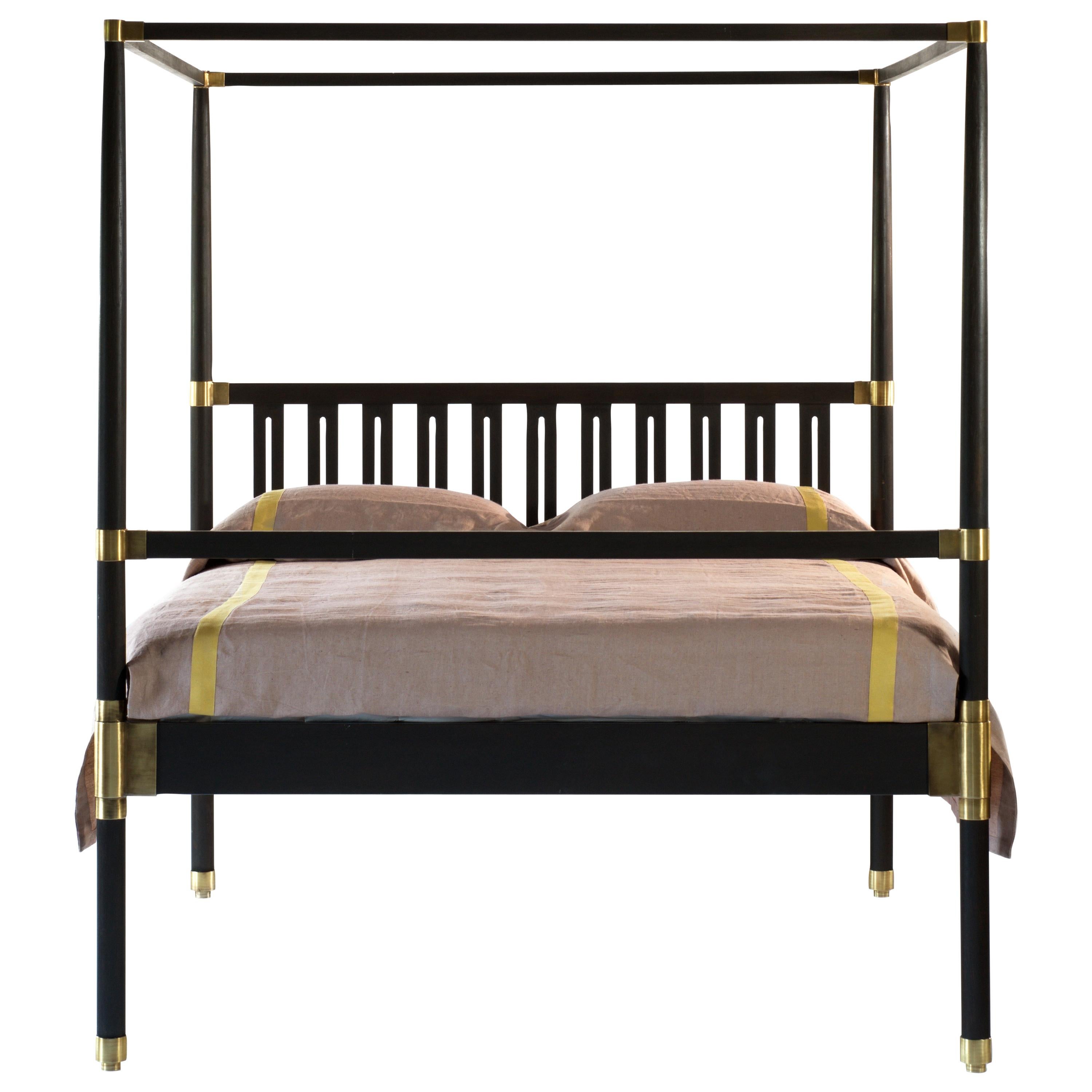Vier-Plakat-Bett aus Eiche und messingfarbenem Stahl aus dem 21. Jahrhundert, Kampagnenbett