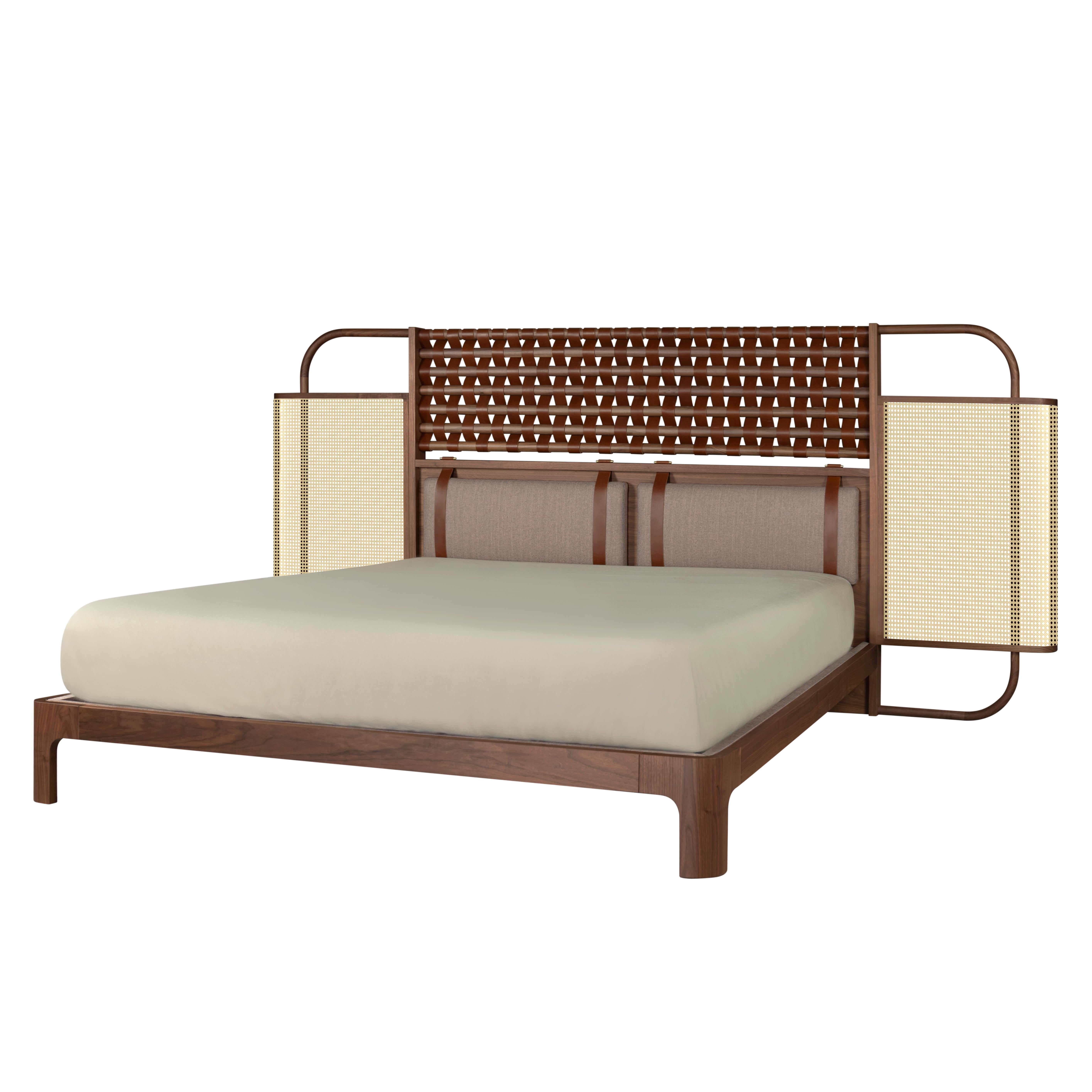 21st O'Connell I Bett aus Rattanholz und Leder, handgefertigt in Portugal von Wood Tailors (Messing) im Angebot