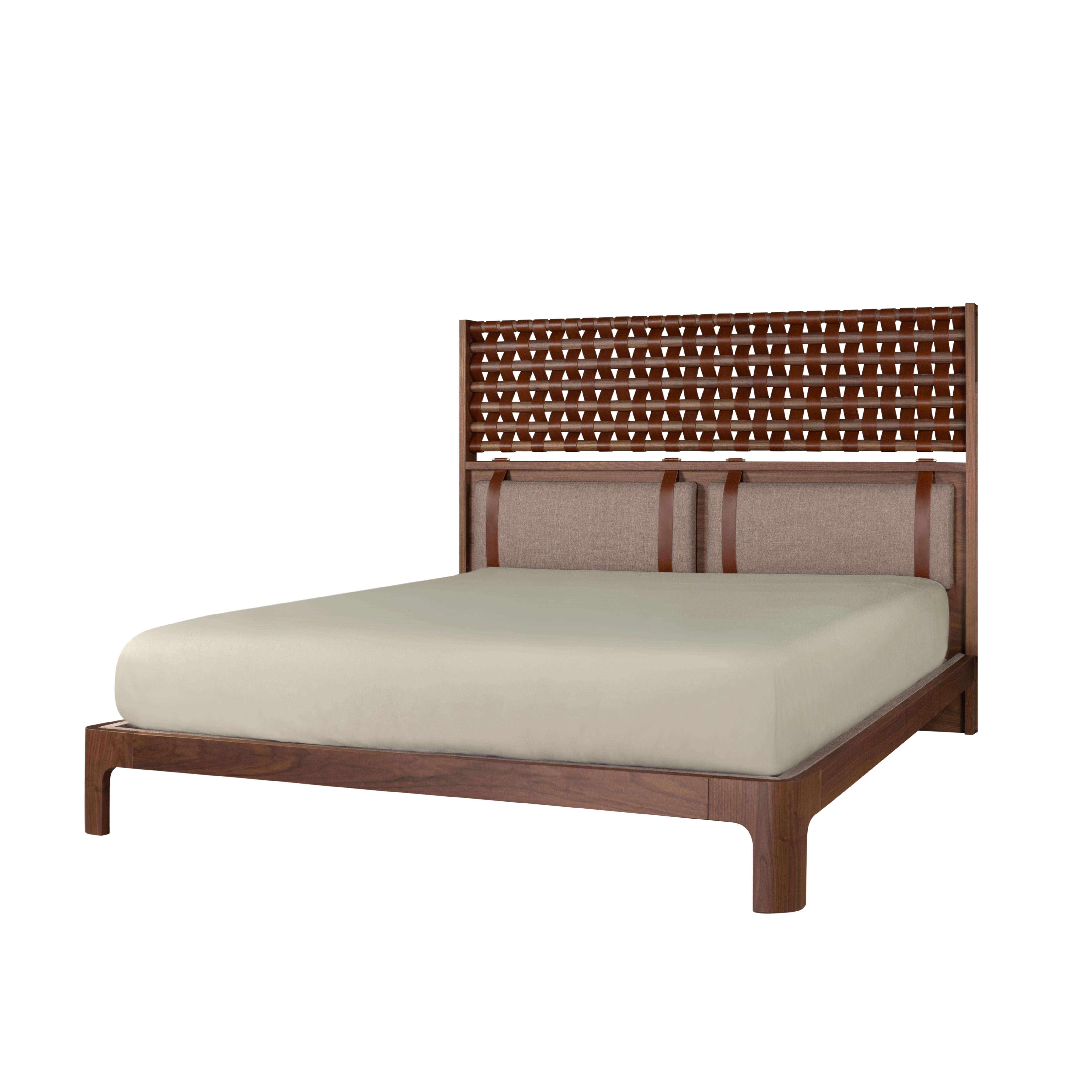 21st Century O'Connell II Bed Wood Leather Handmade in Portugal by Wood Tailors In Distressed Condition For Sale In RIO TINTO, PT