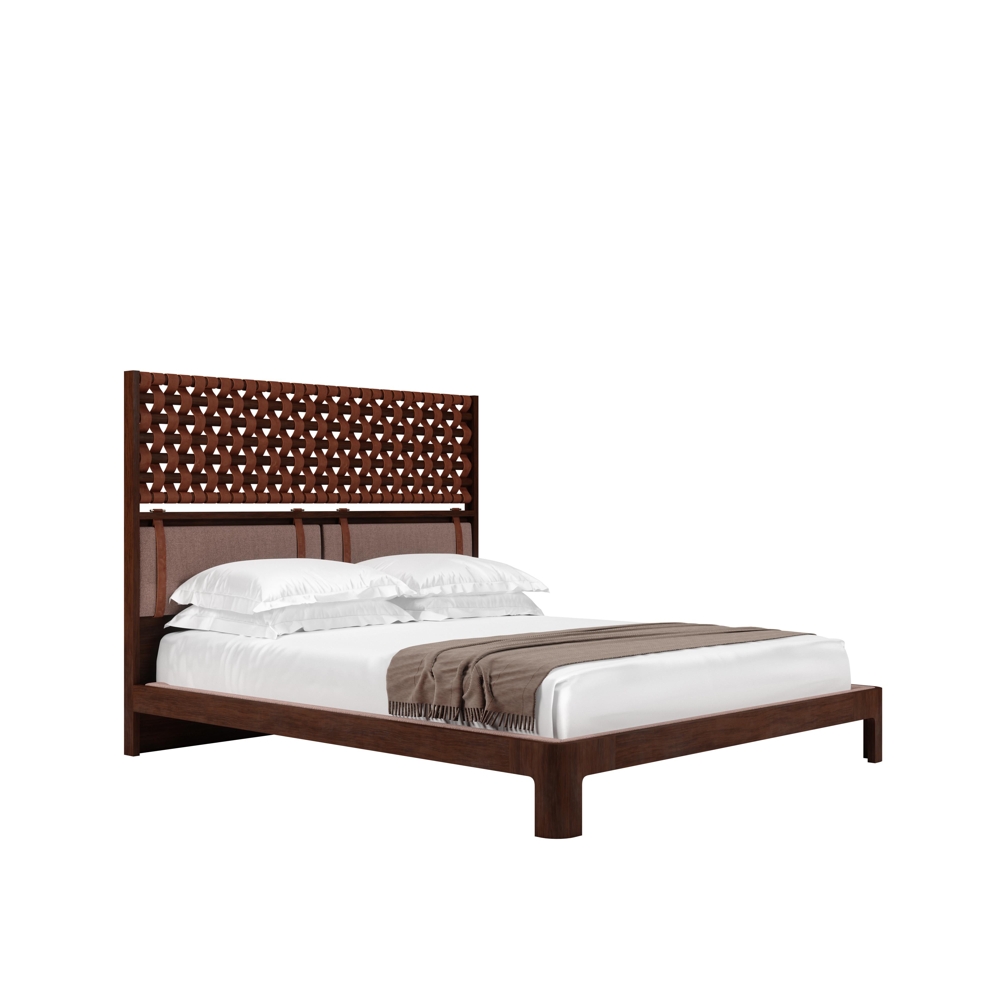 21st Century O'Connell II Bed Brass Wood Leather In Distressed Condition For Sale In RIO TINTO, PT
