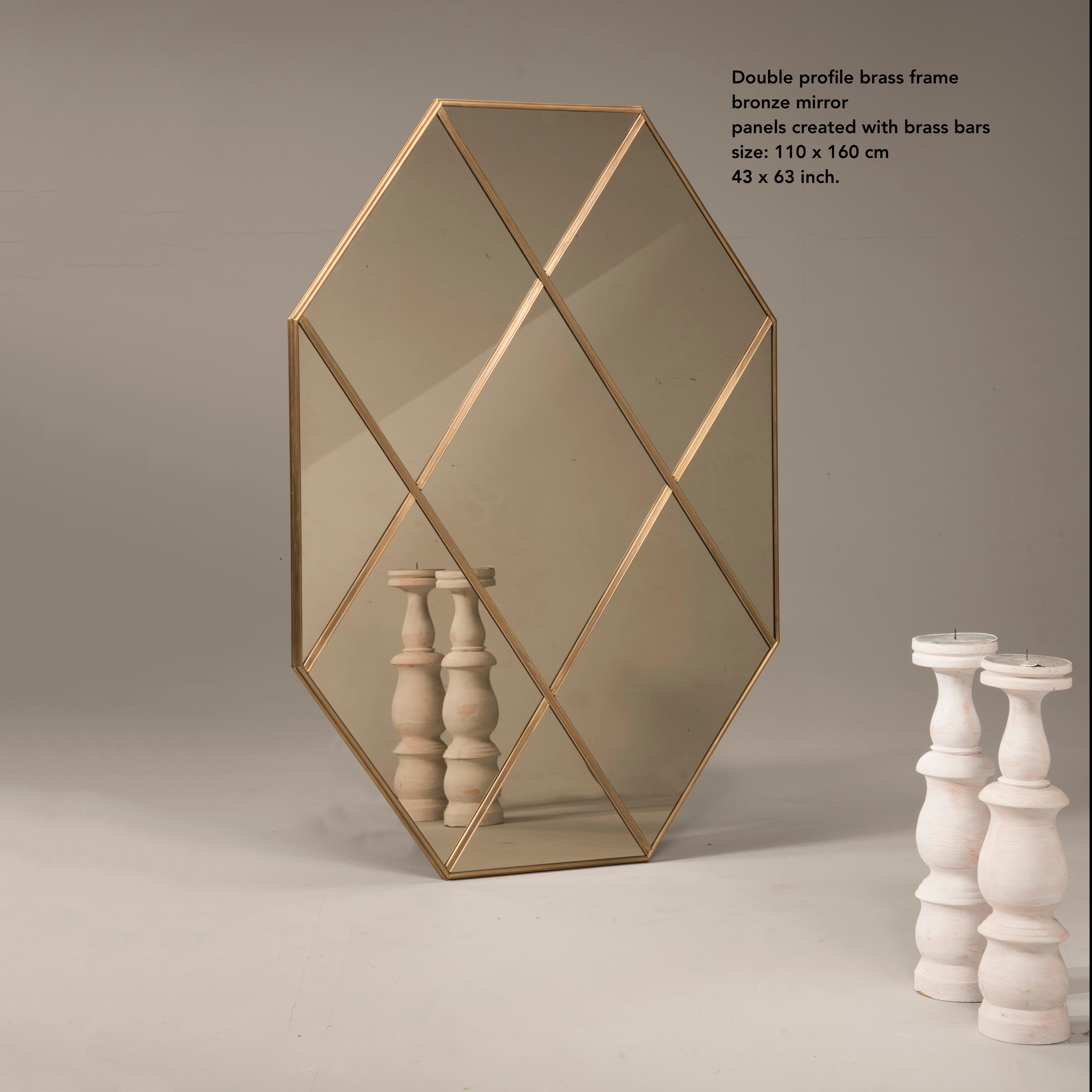 Pescetta presenta la sua nuova collezione di specchi contemporanei personalizzabili con cornice in ottone. Con la cornice in ottone e l'aspetto di finestra a più pannelli, questi specchi replicano l'idea dello stile Art Deco dell'inizio del XX