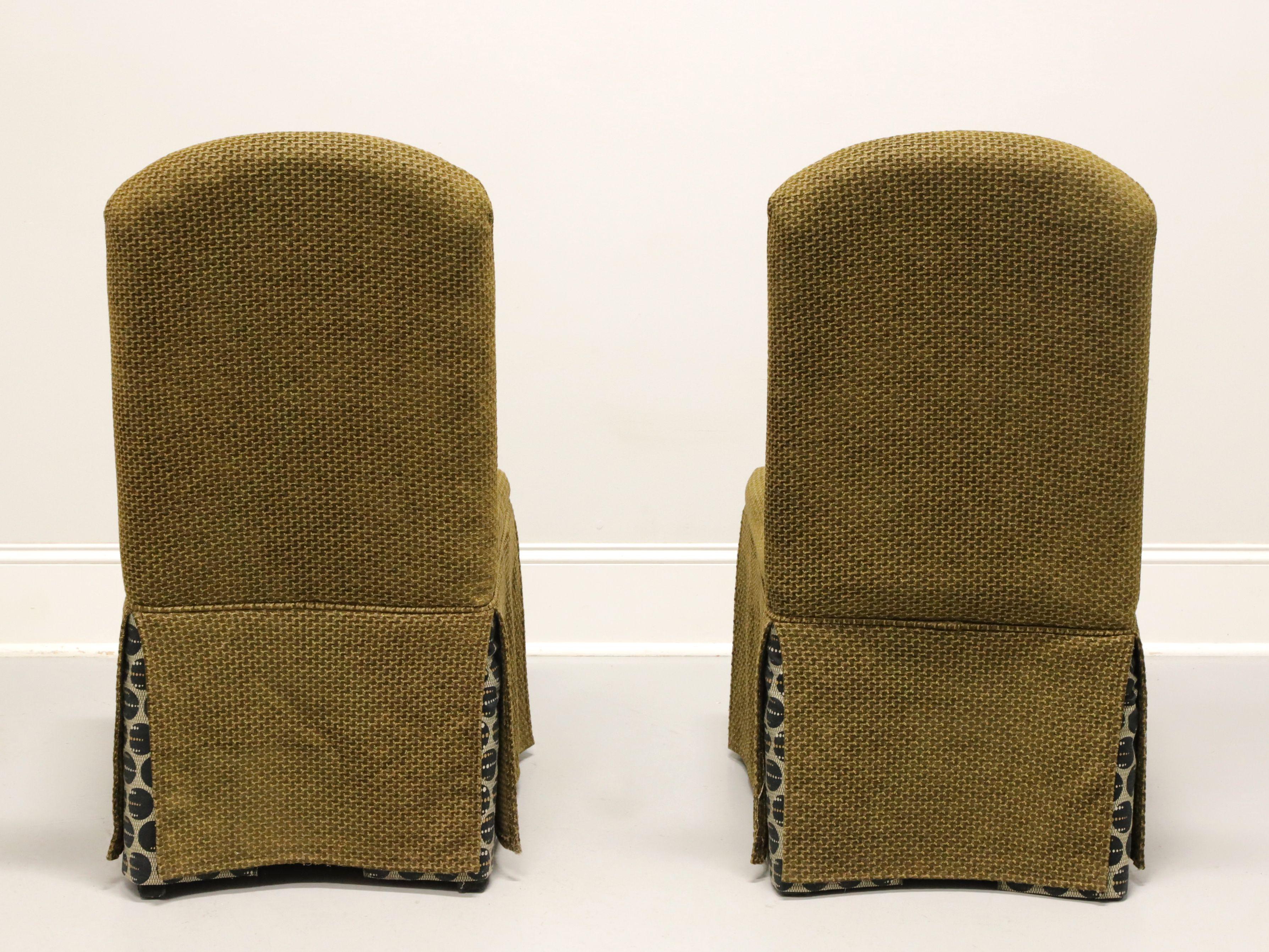 Paire de chaises Parsons de style transitionnel tapissées vert olive du 21e siècle Bon état - En vente à Charlotte, NC