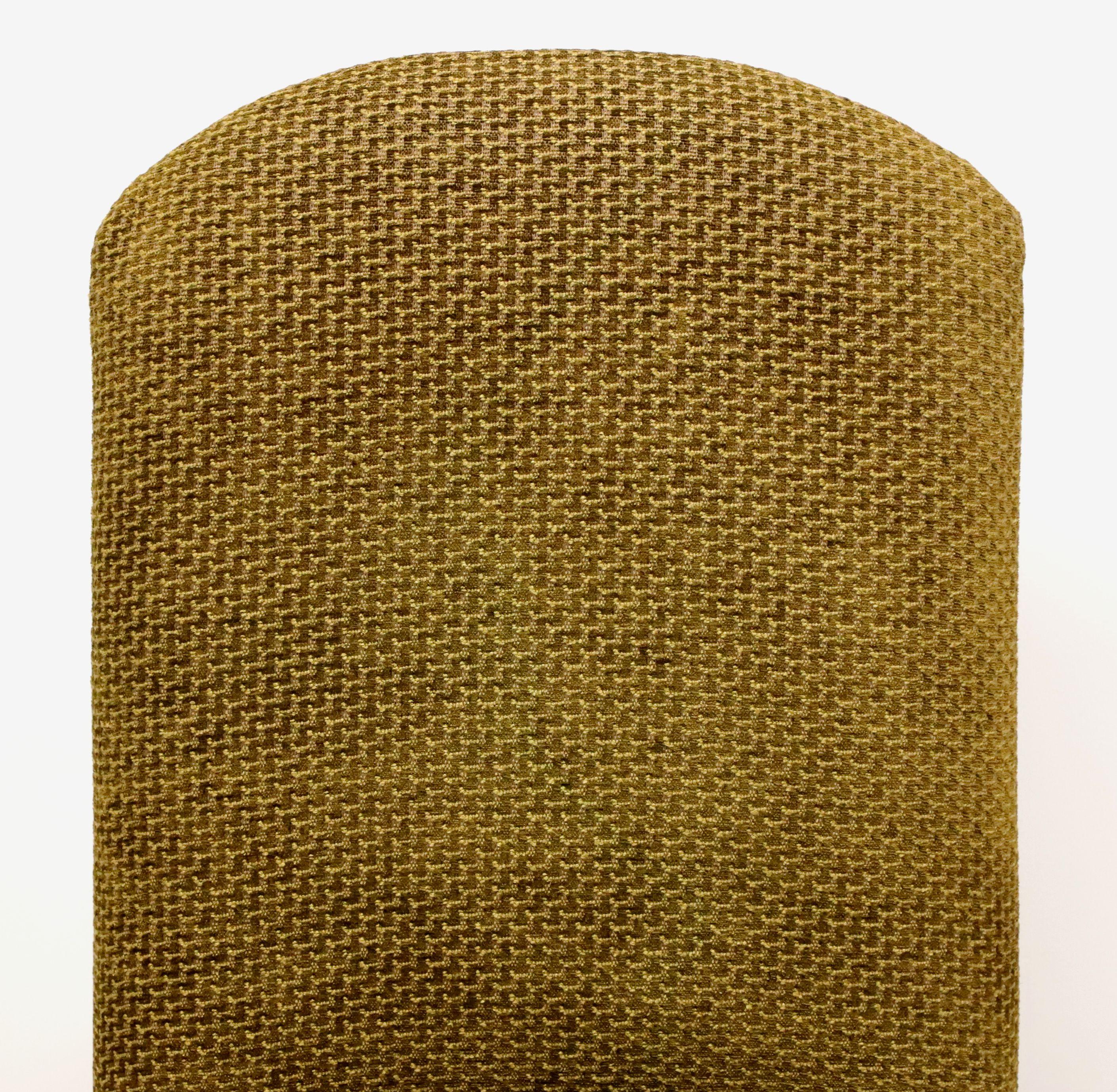 Olivgrüne gepolsterte Parsons-Stühle im Übergangsstil des 21. Jahrhunderts – Paar (Stoff) im Angebot
