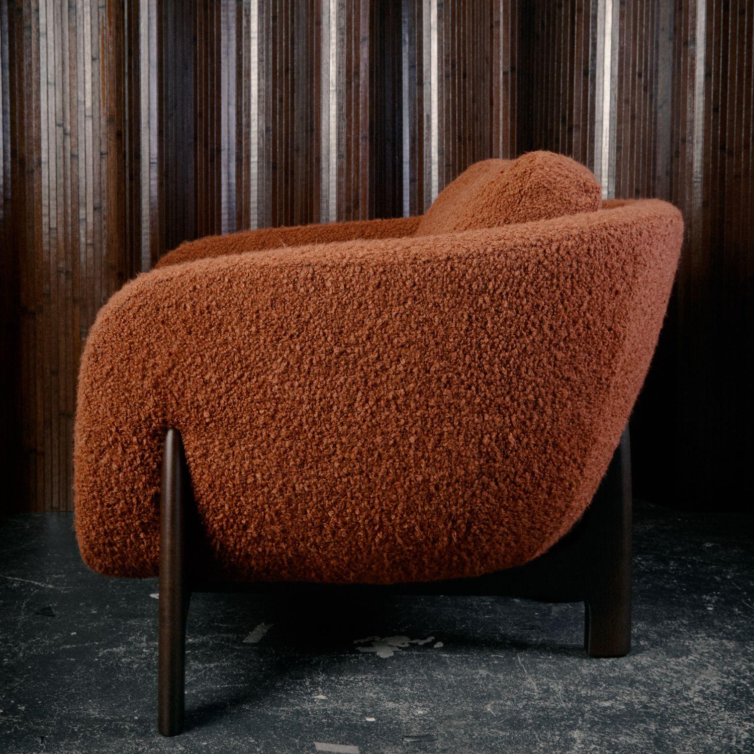 Sillón de madera Oscar Siglo XXI, COM en sicomoro oscurecido, by Duistt Hecho a mano en venta