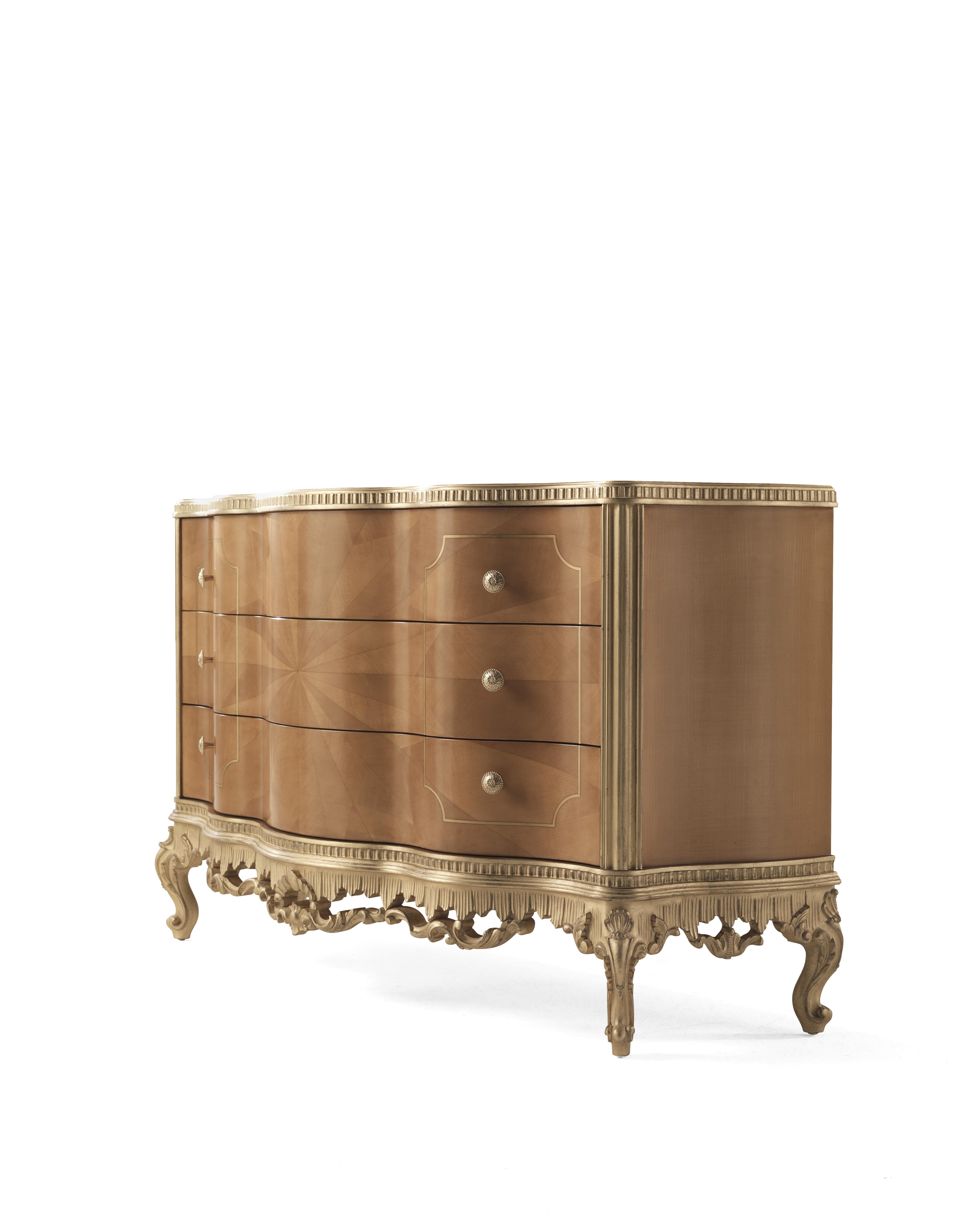 Ourlet is a line in a classic French style, expressing the refinement of the Italian artisan tradition. Made of maple, dyed in an elegant slightly darker shade, it features light and bright decorative brass inserts and it is enriched by