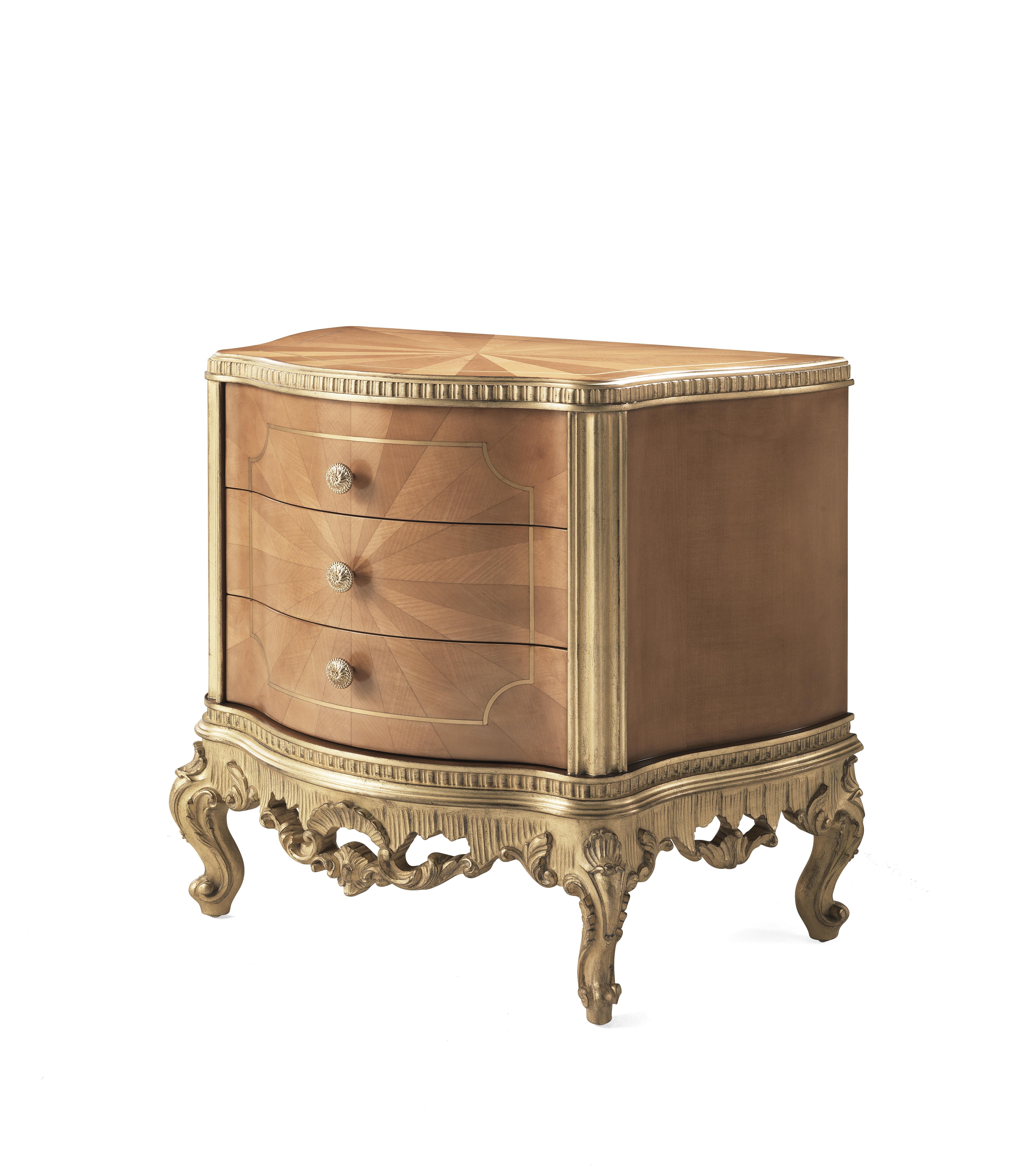 Ourlet is a line in a classic French style, expressing the refinement of the Italian artisan tradition. Made of maple, dyed in an elegant slightly darker shade, it features light and bright decorative brass inserts and it is enriched by