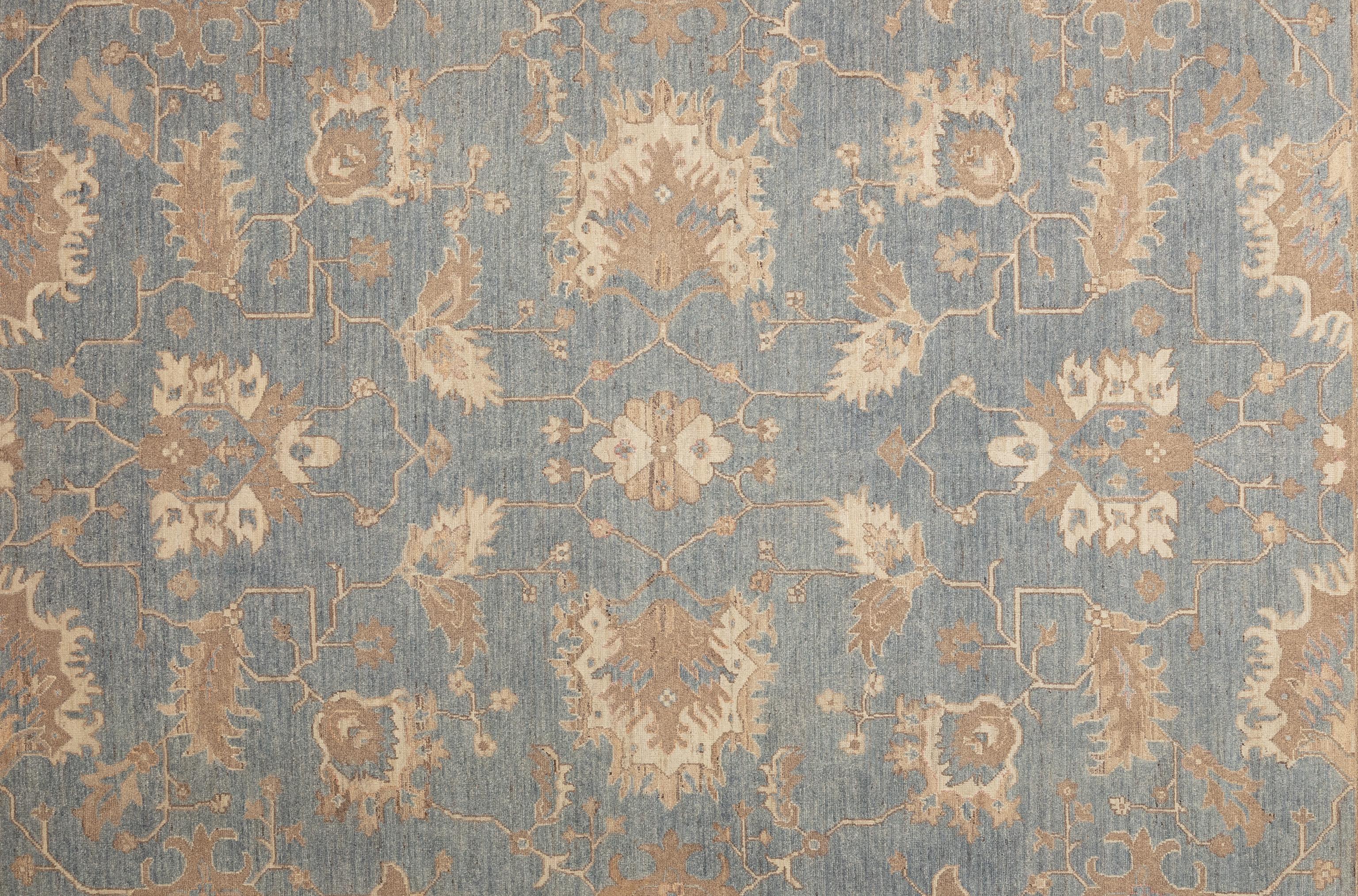 Handgewebt aus 100 % handgesponnener Wolle, mit einer distinguierten, kühlen Farbpalette, die ein Schieferfeld mit Elfenbein- und Sandmotiven aufweist.

Größe - 9'1