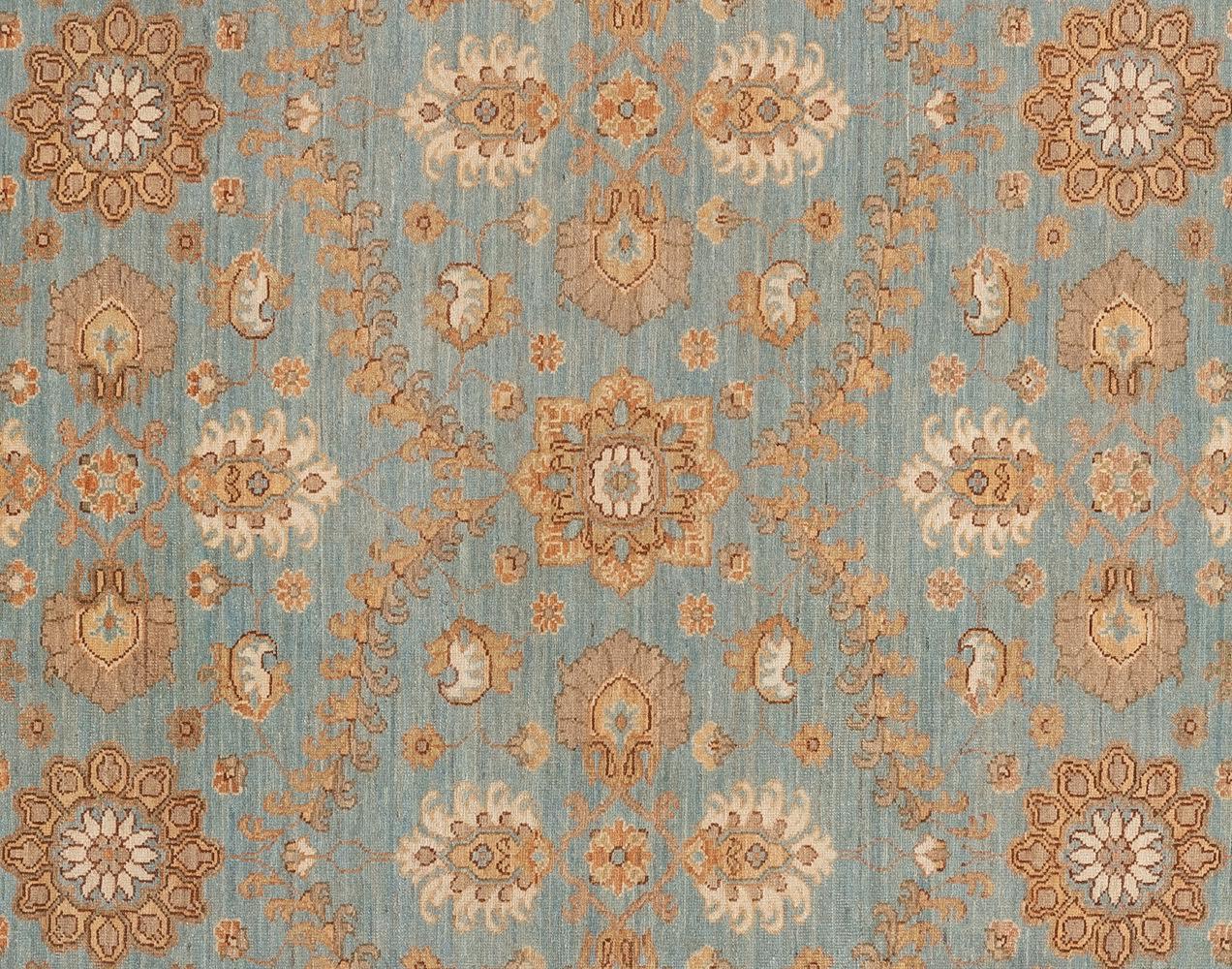 Handgewebt aus 100 % handgesponnener Wolle; mit einer kombinierten Palette aus warmen und kühlen Tönen, die ein Denim-Feld mit einer khakifarbenen Umrandung und Sandmotiven zeigt.

Größe - 8'2