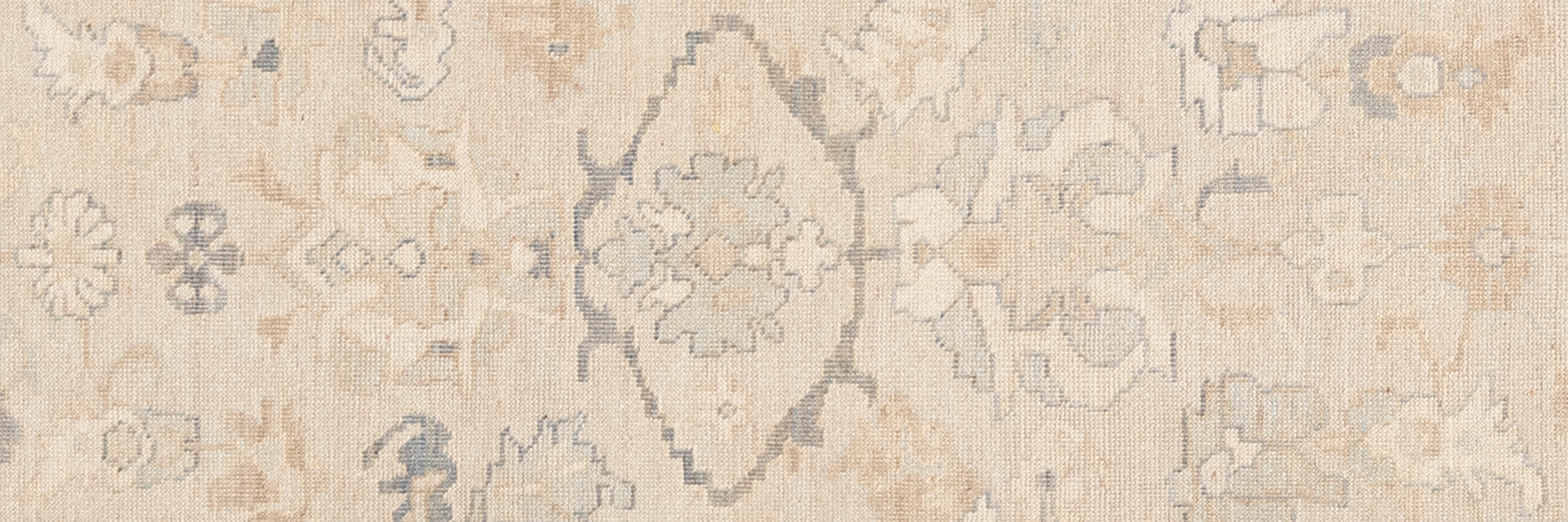 Handgewebt aus 100 % handgesponnener Wolle, mit einer kombinierten Palette kühler Töne, die eine khakifarbene Umrandung und durchgehende Sandmotive aufweisen.

Größe - 3' x 7'10