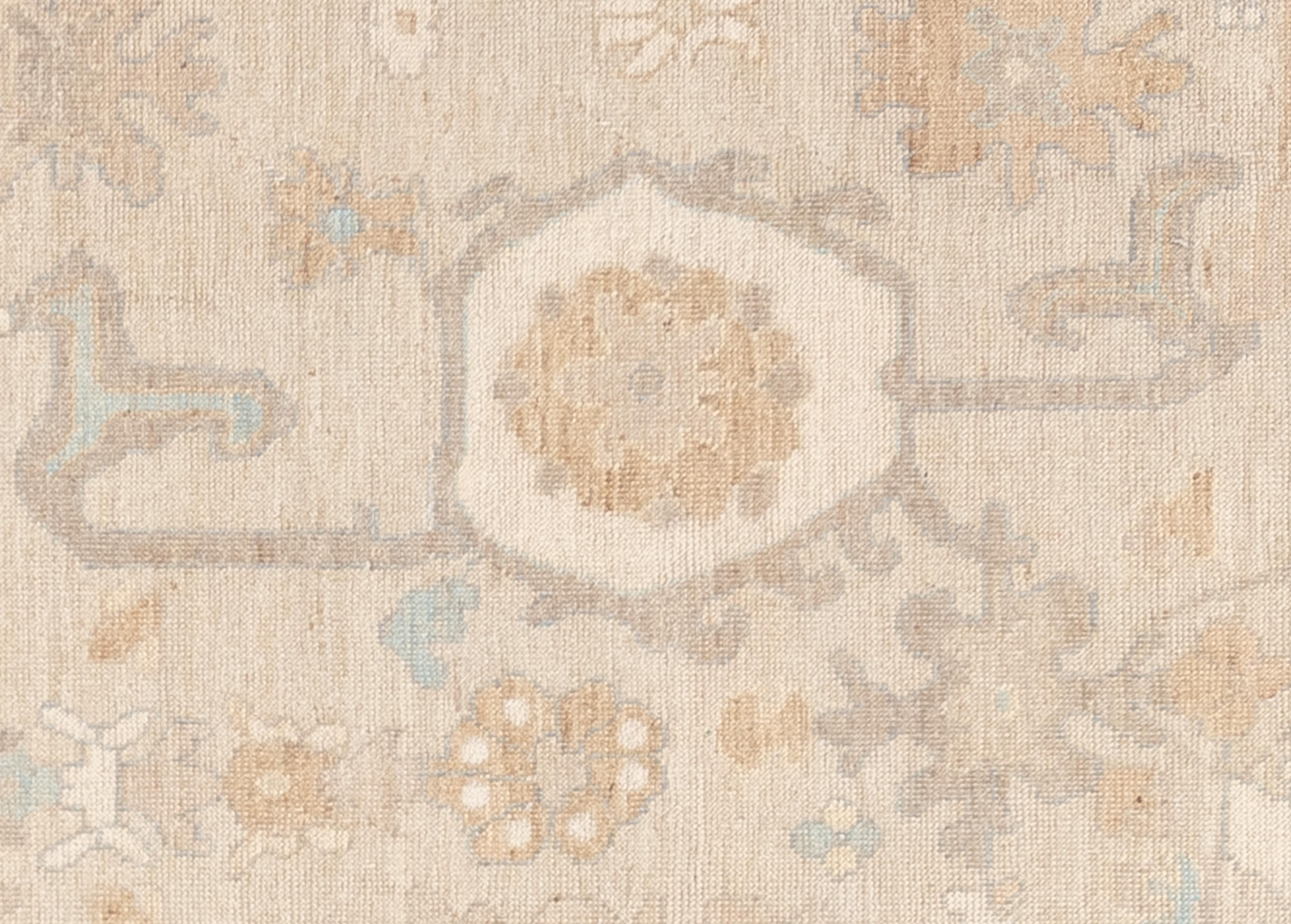 Handgewebt aus 100 % handgesponnener Wolle, mit einer kombinierten Palette kühler Töne, die durchweg Sandmotive aufweisen.

Größe - 9'10