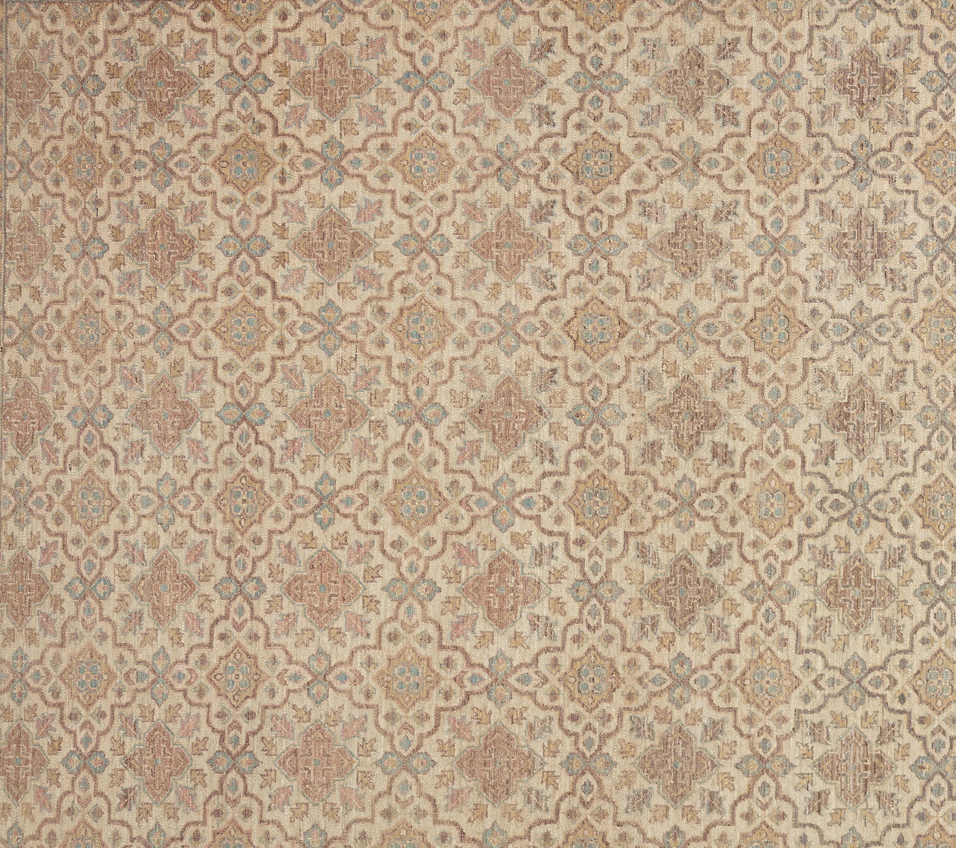 Cet exquis tapis Oushak est une véritable œuvre d'art, habilement tissée à la main par des artisans expérimentés selon des méthodes traditionnelles. Orné de motifs complexes et d'une palette de couleurs douces obtenues à partir de teintures