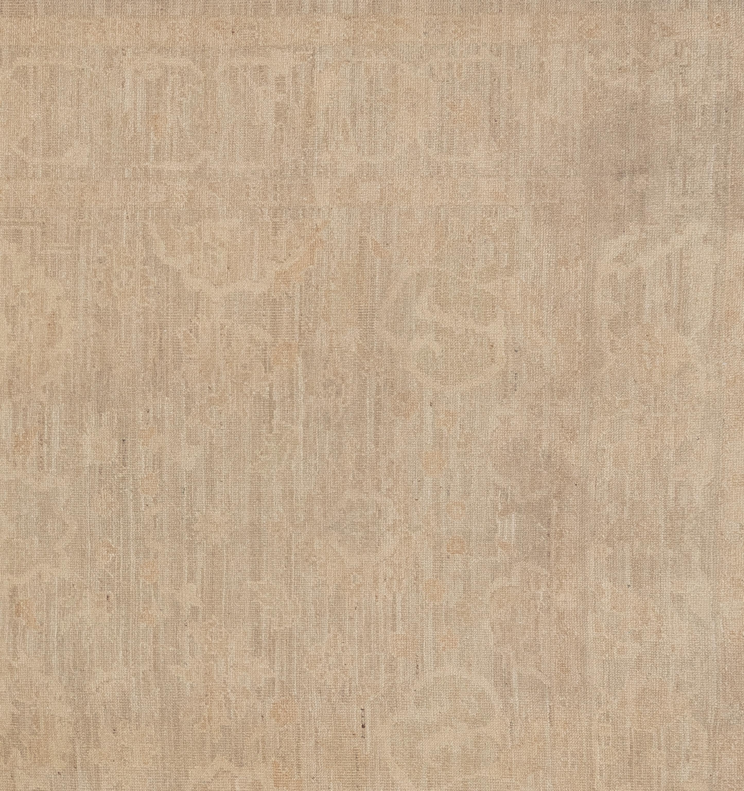 Dieser exquisite Oushak-Teppich ist ein wahres Kunstwerk, das von erfahrenen Kunsthandwerkern nach traditionellen Methoden handgewebt wurde. Dieser Teppich mit seinen filigranen Mustern und der sanften Farbgebung aus natürlichen Pflanzenfarben ist