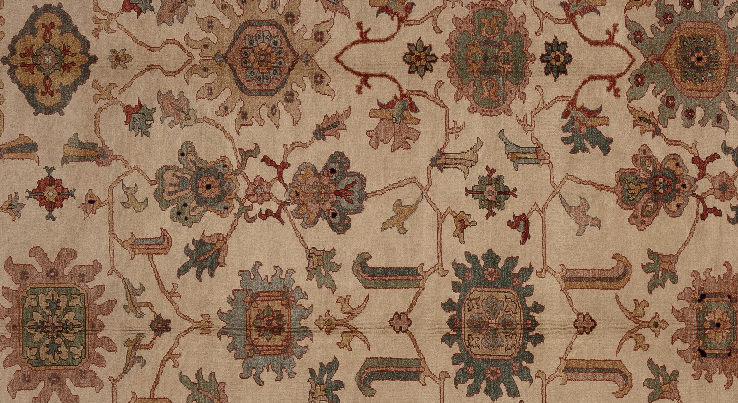 Dieser exquisite Oushak-Teppich ist ein wahres Kunstwerk, das von erfahrenen Kunsthandwerkern nach traditionellen Methoden handgewebt wurde. Dieser Teppich mit seinen filigranen Mustern und der sanften Farbgebung aus natürlichen Pflanzenfarben ist