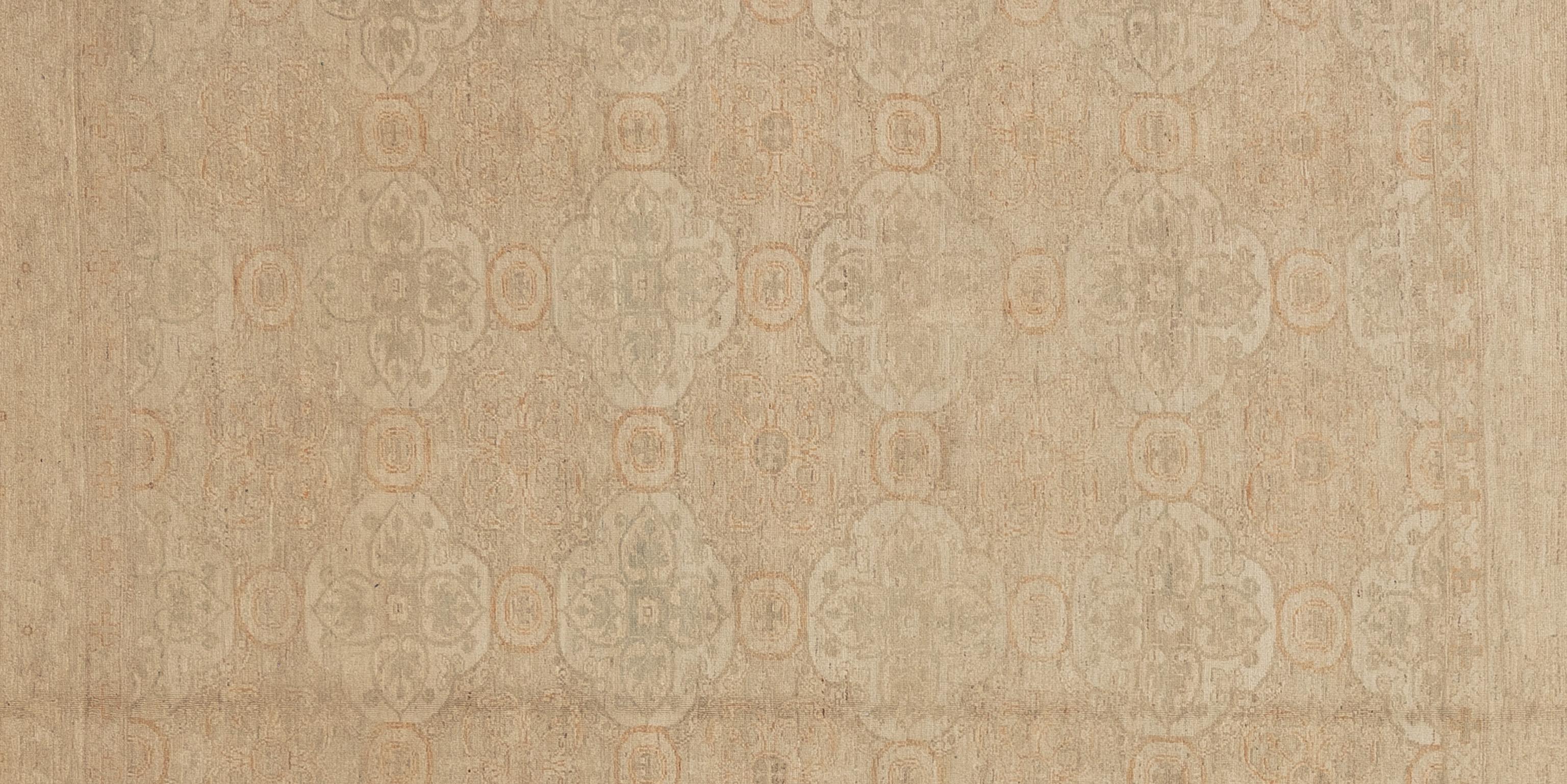 Questo squisito tappeto Oushak è una vera e propria opera d'arte abilmente tessuta a mano da artigiani esperti che utilizzano metodi tradizionali. Questo tappeto, impreziosito da motivi intricati e da una delicata combinazione di colori realizzati