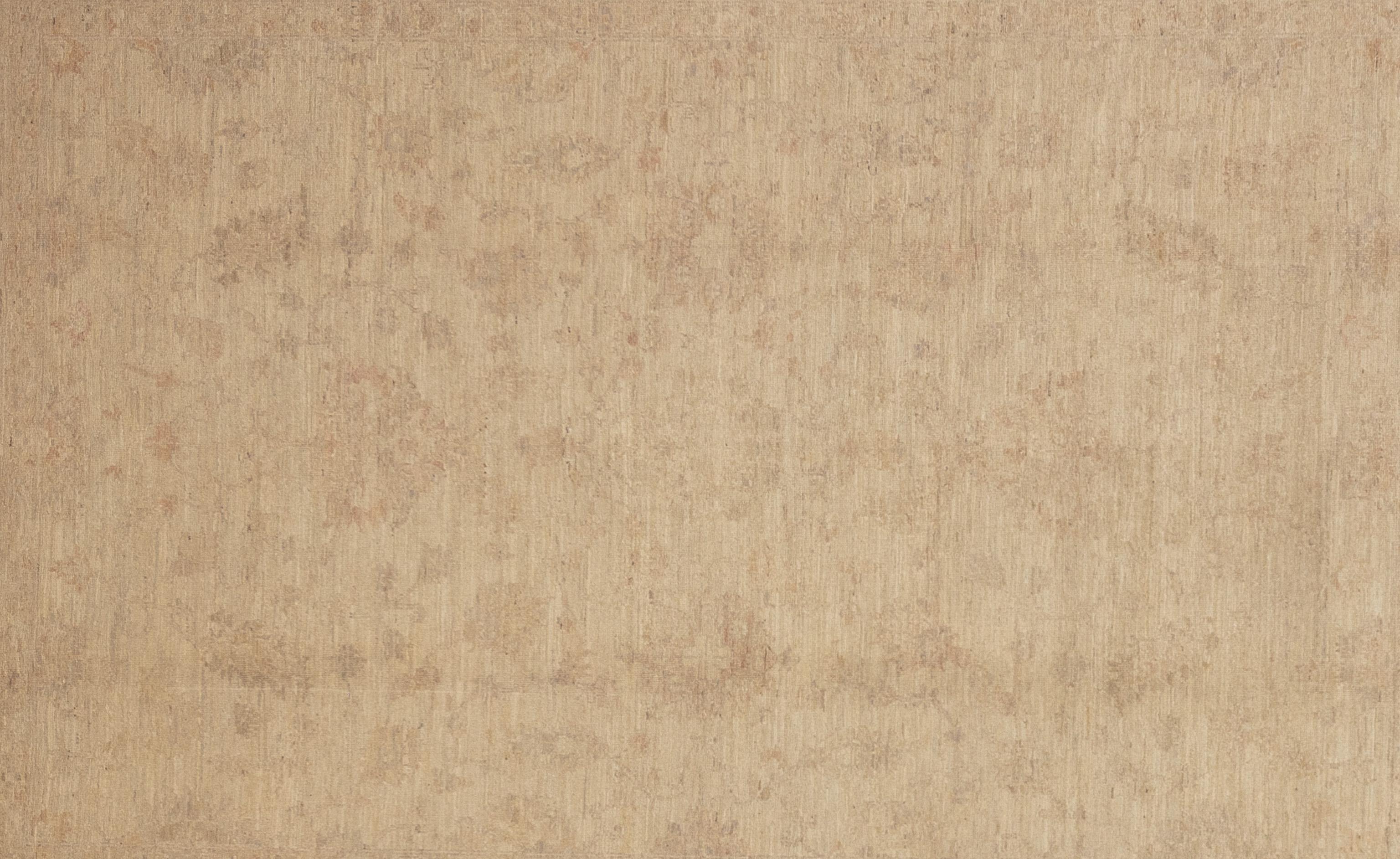 Questo squisito tappeto Oushak è una vera e propria opera d'arte abilmente tessuta a mano da artigiani esperti che utilizzano metodi tradizionali. Questo tappeto, impreziosito da motivi intricati e da una delicata combinazione di colori realizzati