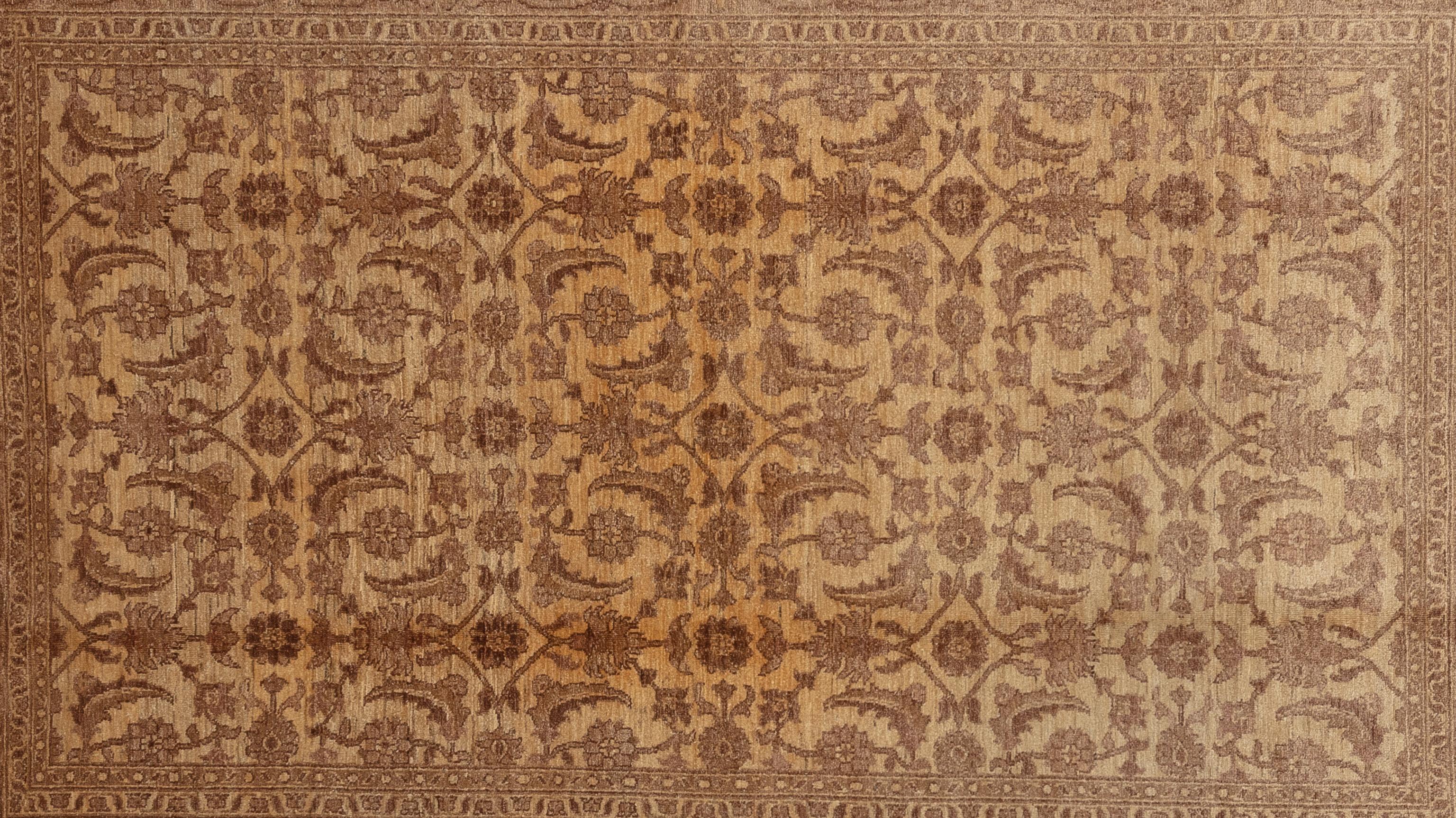 Dieser exquisite Oushak-Teppich ist ein wahres Kunstwerk, das von erfahrenen Kunsthandwerkern nach traditionellen Methoden handgewebt wurde. Dieser Teppich mit seinen filigranen Mustern und der sanften Farbgebung aus natürlichen Pflanzenfarben ist
