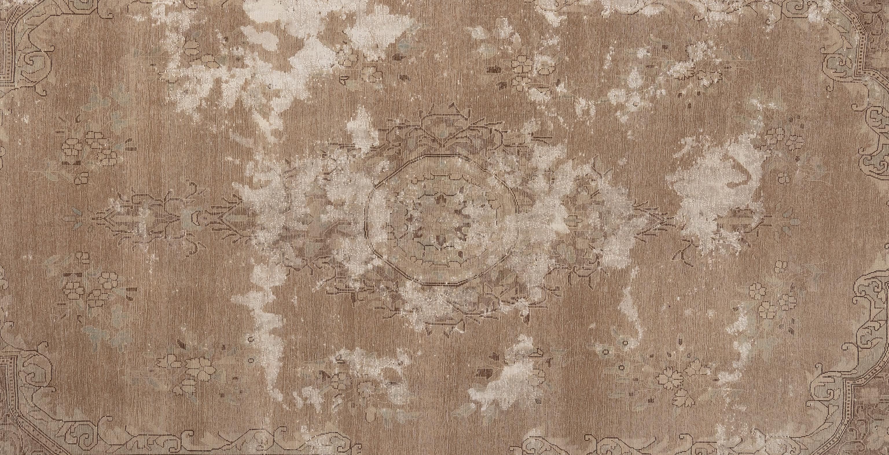 Questo squisito tappeto Oushak è una vera e propria opera d'arte abilmente tessuta a mano da artigiani esperti che utilizzano metodi tradizionali. Questo tappeto, impreziosito da motivi intricati e da una delicata combinazione di colori realizzati