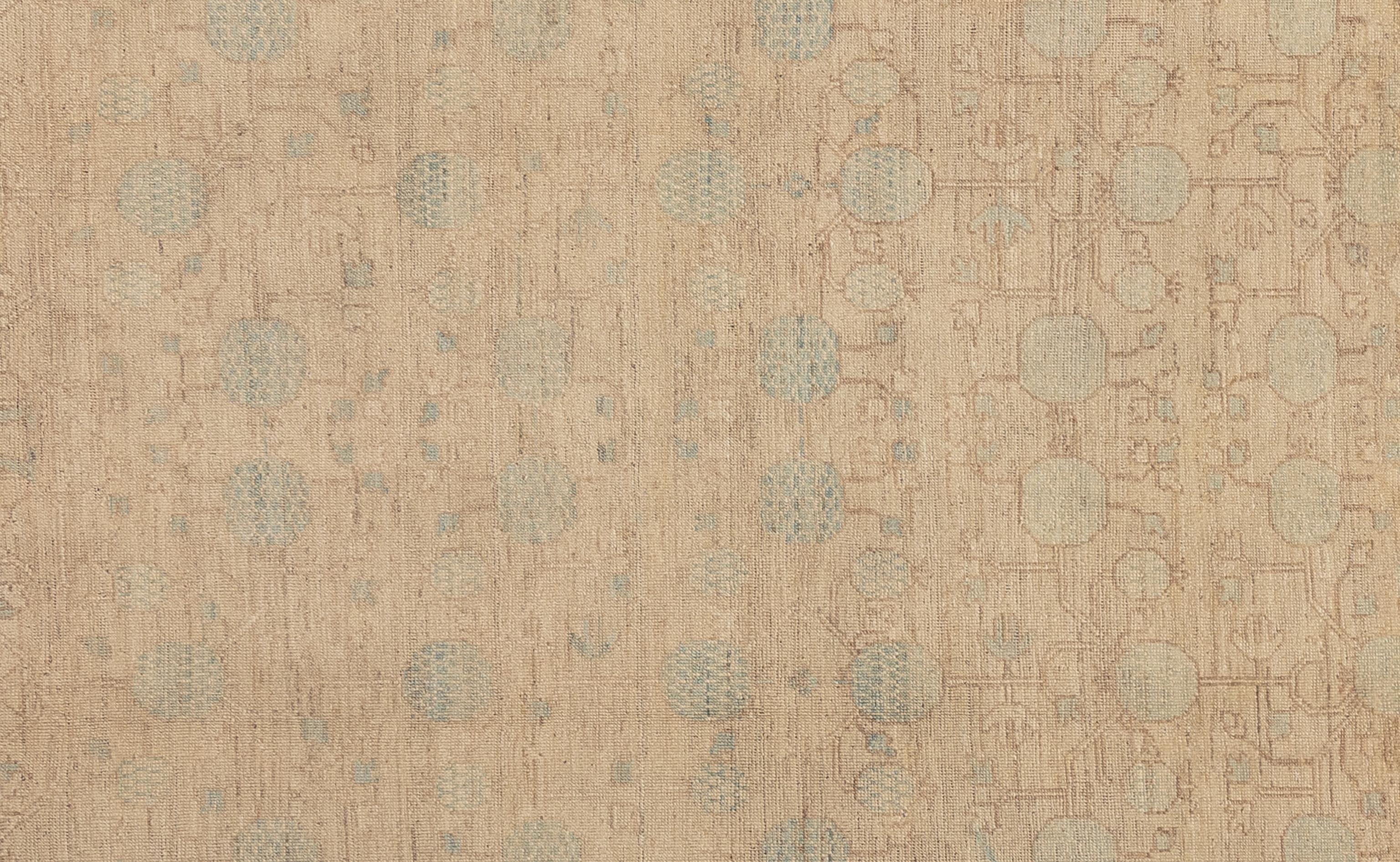 Dieser exquisite Oushak-Teppich ist ein wahres Kunstwerk, das von erfahrenen Kunsthandwerkern nach traditionellen Methoden handgewebt wurde. Dieser Teppich mit seinen filigranen Mustern und der sanften Farbgebung aus natürlichen Pflanzenfarben ist